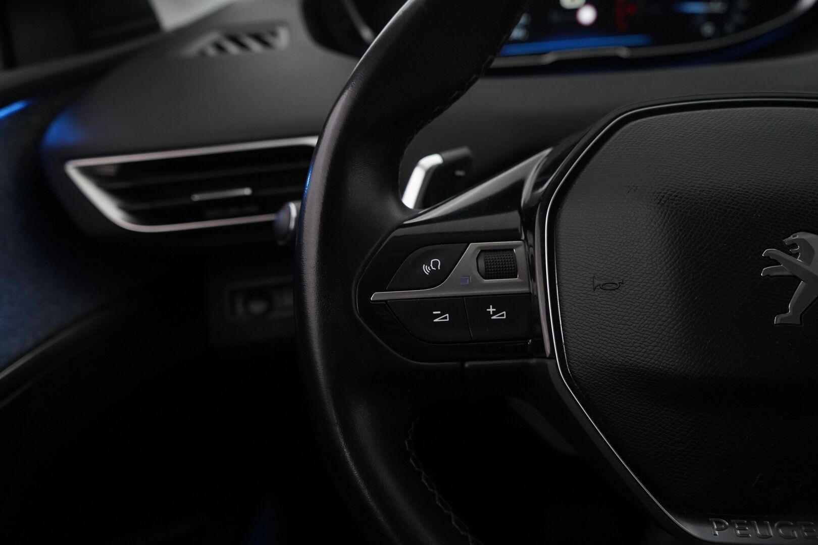Peugeot 5008 2018 Allure PureTech 130 Automaatti *BLIS / Keyless / Vakkari / Tutkat / Lohko* - 7-paikkainen / Suomi-auto / Kahdet renkaat alumiinivantein / Viimeisin huolto 2/25 / Jakohihna 100tkm kohdalla