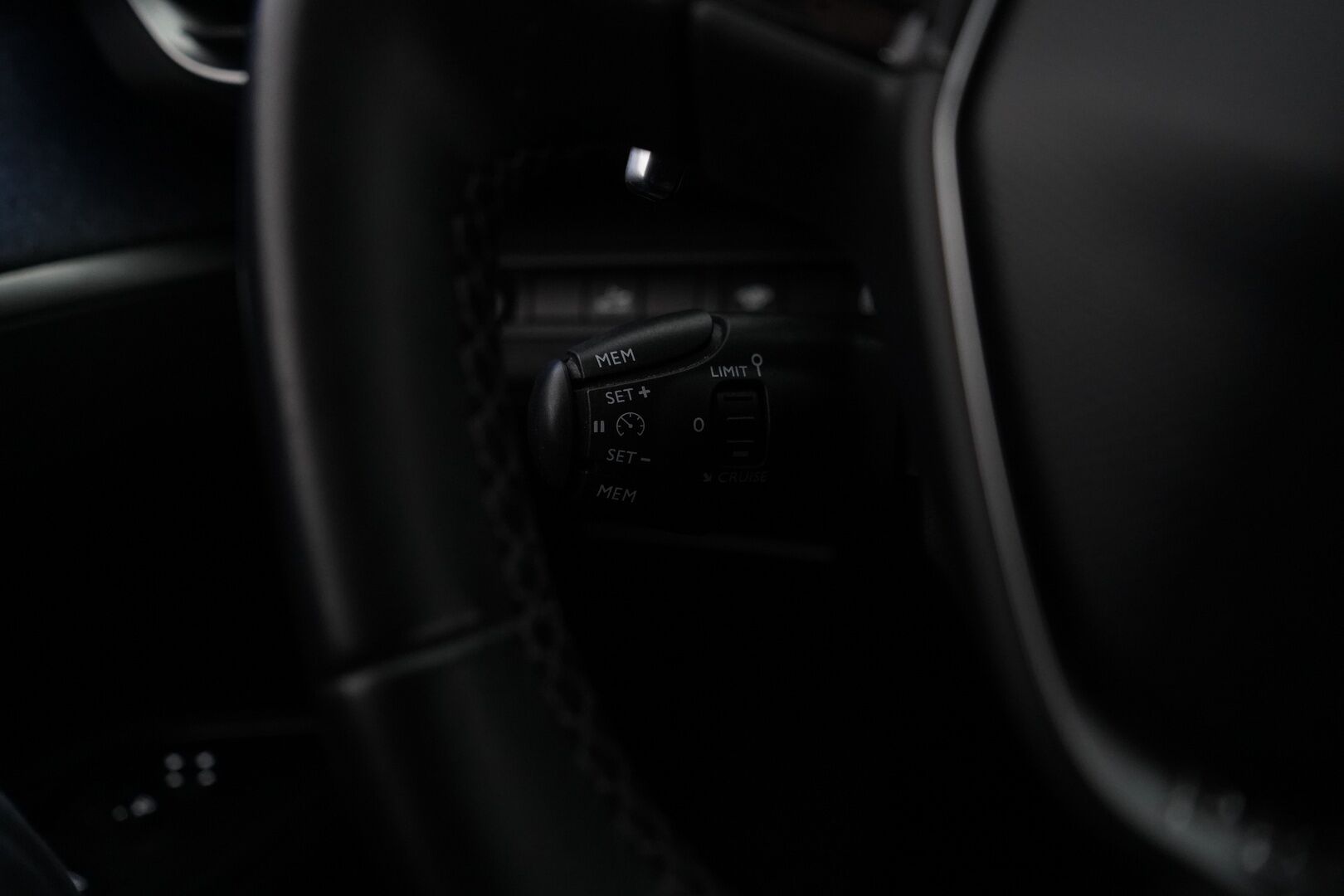 Peugeot 5008 2018 Allure PureTech 130 Automaatti *BLIS / Keyless / Vakkari / Tutkat / Lohko* - 7-paikkainen / Suomi-auto / Kahdet renkaat alumiinivantein / Viimeisin huolto 2/25 / Jakohihna 100tkm kohdalla