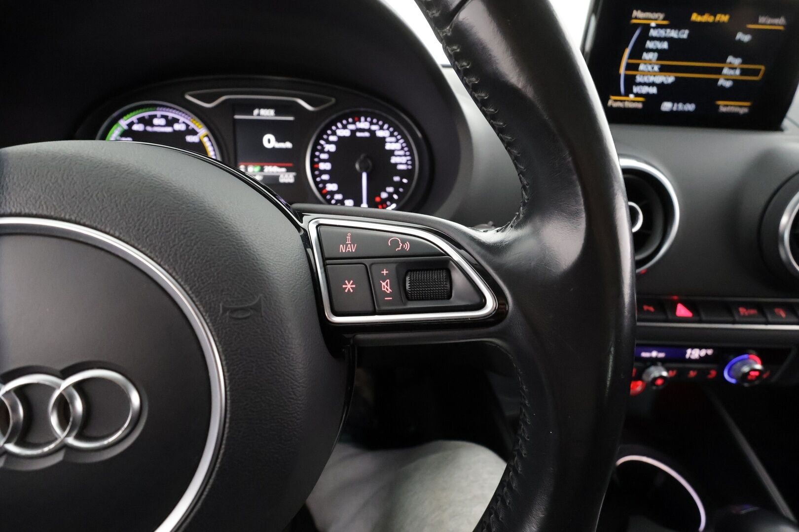 Audi A3 2016 Sportback 1,4 TFSI e-tron S tronic * ACC / LED / P.tutkat / Sporttipenkit / Lasikattoluukku / Lohkolämmitin * - Kahdet uudet renkaat vanteilla! - HULLUT BLACKWEEK JATKOT - KORKOTARJOUS 2,49%