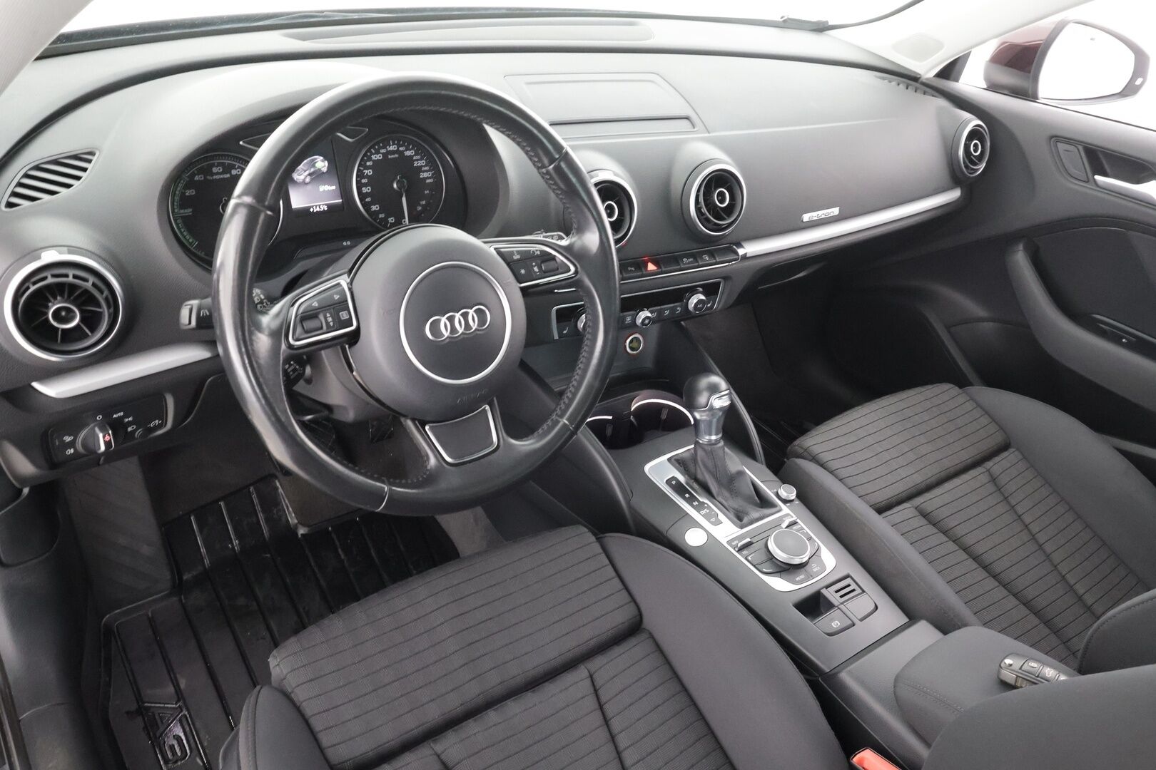 Audi A3 2016 Sportback 1,4 TFSI e-tron S tronic * ACC / LED / P.tutkat / Sporttipenkit / Lasikattoluukku / Lohkolämmitin * - Kahdet renkaat