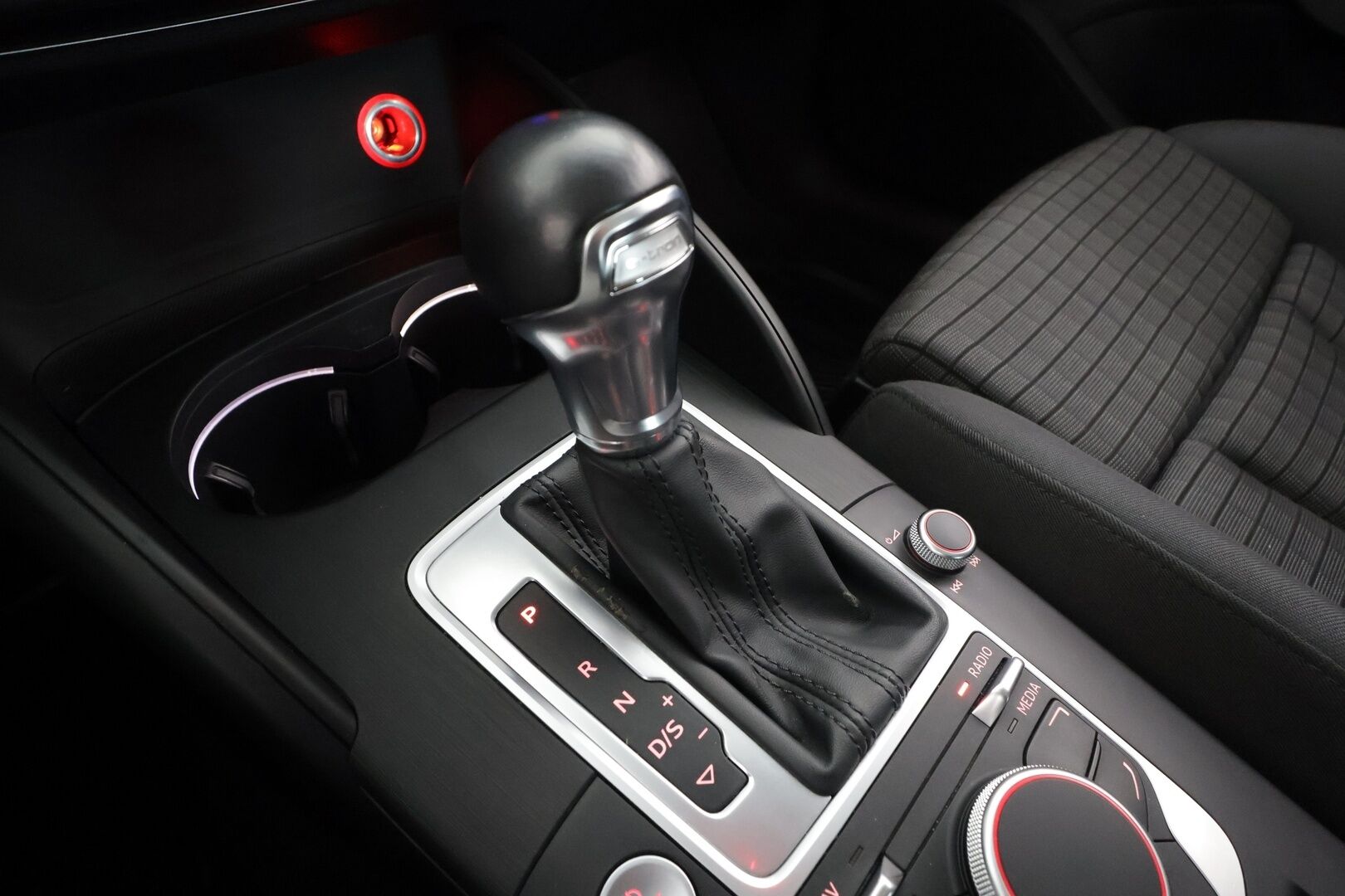 Audi A3 2016 Sportback 1,4 TFSI e-tron S tronic * ACC / LED / P.tutkat / Sporttipenkit / Lasikattoluukku / Lohkolämmitin * - Kahdet uudet renkaat vanteilla! - HULLUT BLACKWEEK JATKOT - KORKOTARJOUS 2,49%