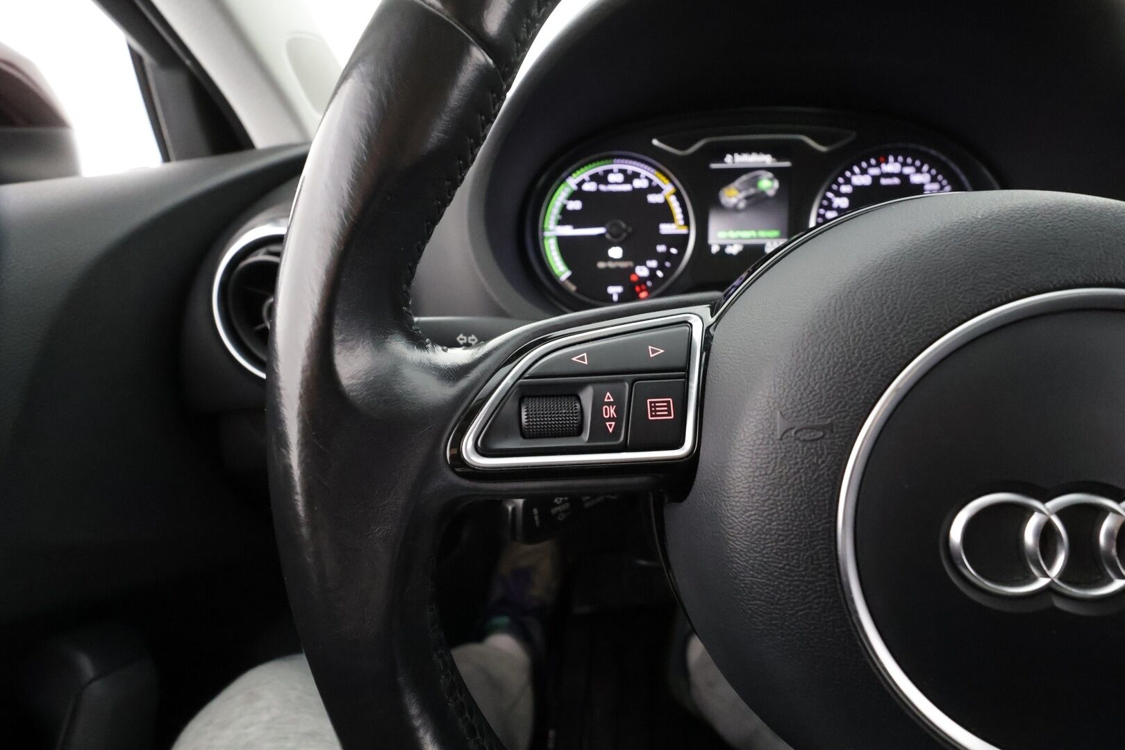 Audi A3 2016 Sportback 1,4 TFSI e-tron S tronic * ACC / LED / P.tutkat / Sporttipenkit / Lasikattoluukku / Lohkolämmitin * - Kahdet renkaat