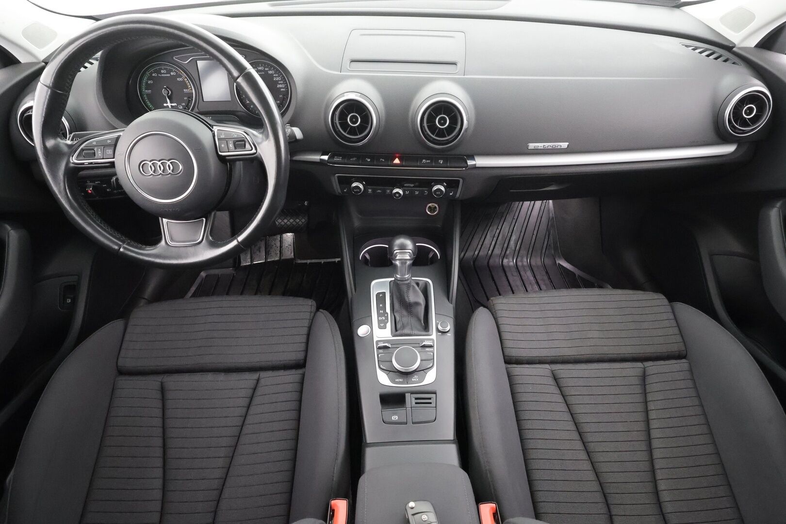 Audi A3 2016 Sportback 1,4 TFSI e-tron S tronic * ACC / LED / P.tutkat / Sporttipenkit / Lasikattoluukku / Lohkolämmitin * - Kahdet renkaat