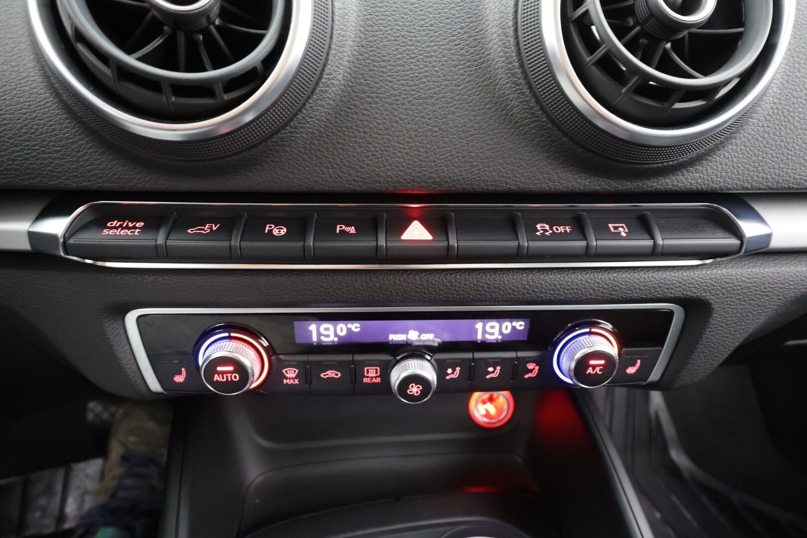 Audi A3 2016 Sportback 1,4 TFSI e-tron S tronic * ACC / LED / P.tutkat / Sporttipenkit / Lasikattoluukku / Lohkolämmitin * - Kahdet renkaat