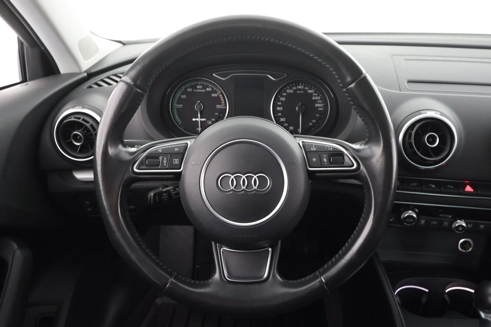 Audi A3 2016 Sportback 1,4 TFSI e-tron S tronic * ACC / LED / P.tutkat / Sporttipenkit / Lasikattoluukku / Lohkolämmitin * - Kahdet renkaat