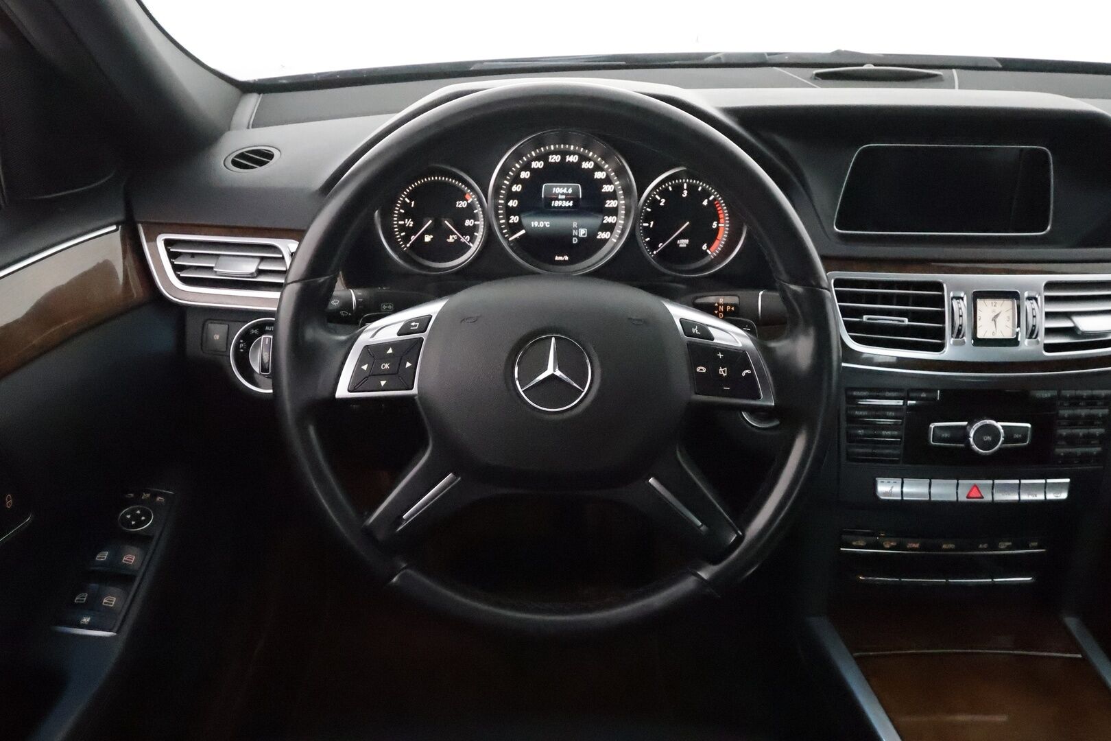 Mercedes-Benz E 2015 220 BlueTec A Business **Facelift / ILS-LED / Apple&Android / Vakkari / P.tutkat / Kahdet renkaat**