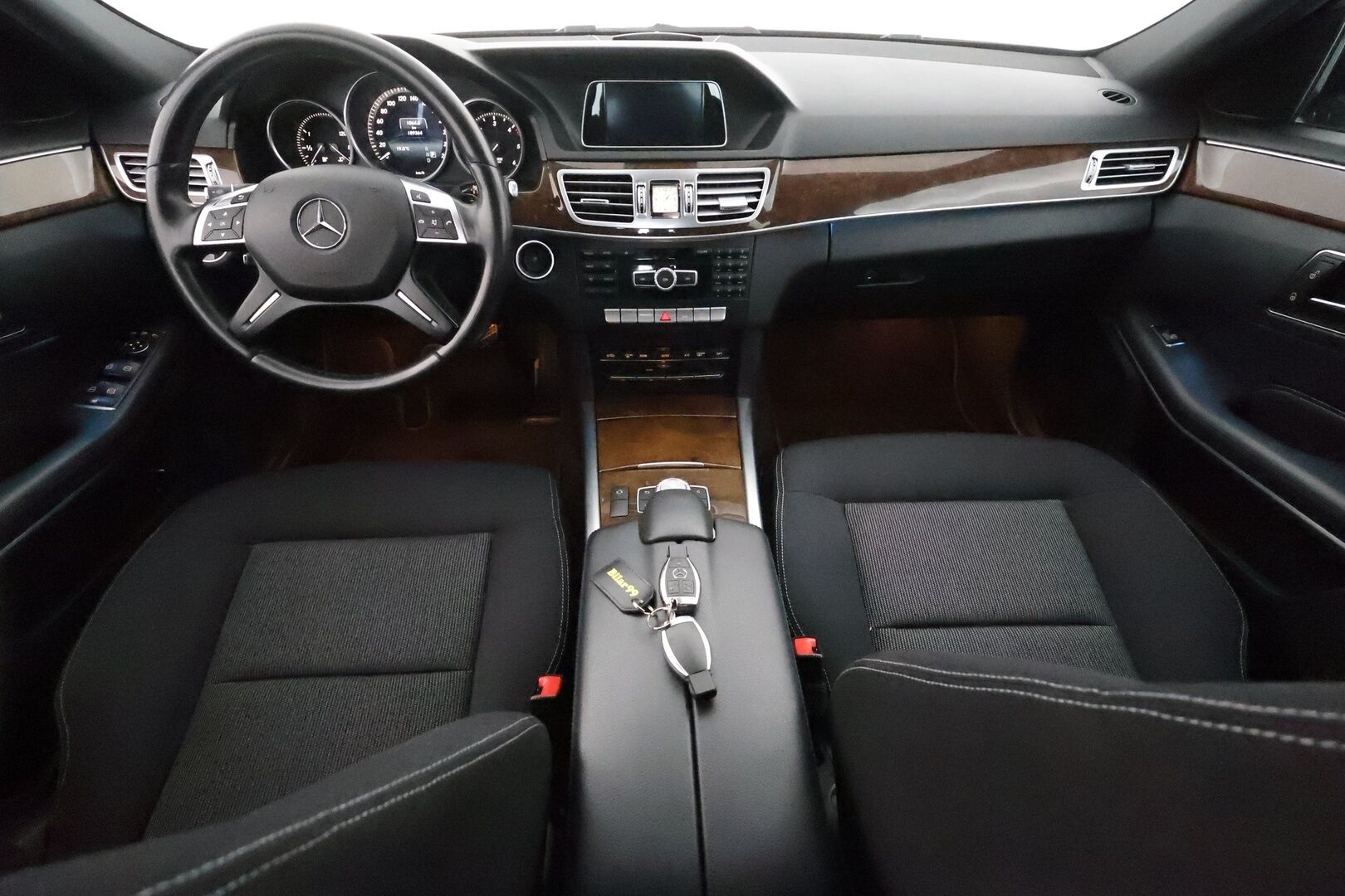 Mercedes-Benz E 2015 220 BlueTec A Business **Facelift / ILS-LED / Apple&Android / Vakkari / P.tutkat / Kahdet renkaat**