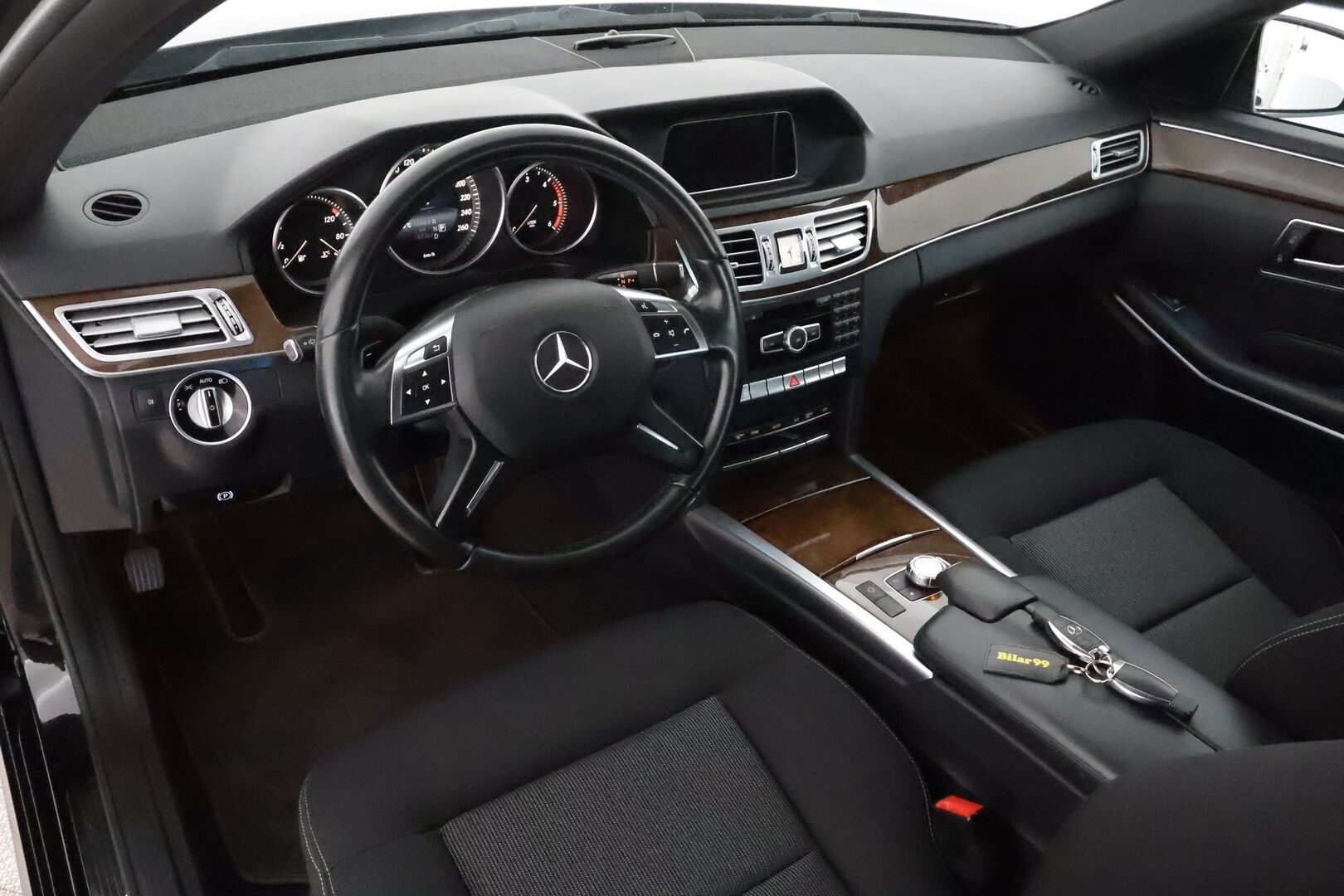Mercedes-Benz E 2015 220 BlueTec A Business **Facelift / ILS-LED / Apple&Android / Vakkari / P.tutkat / Kahdet renkaat**