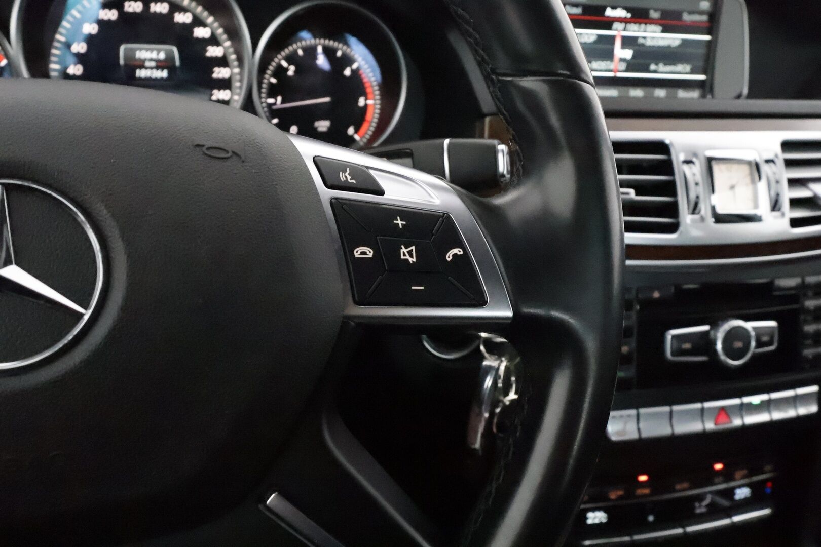 Mercedes-Benz E 2015 220 BlueTec A Business **Facelift / ILS-LED / Apple&Android / Vakkari / P.tutkat / Kahdet renkaat**
