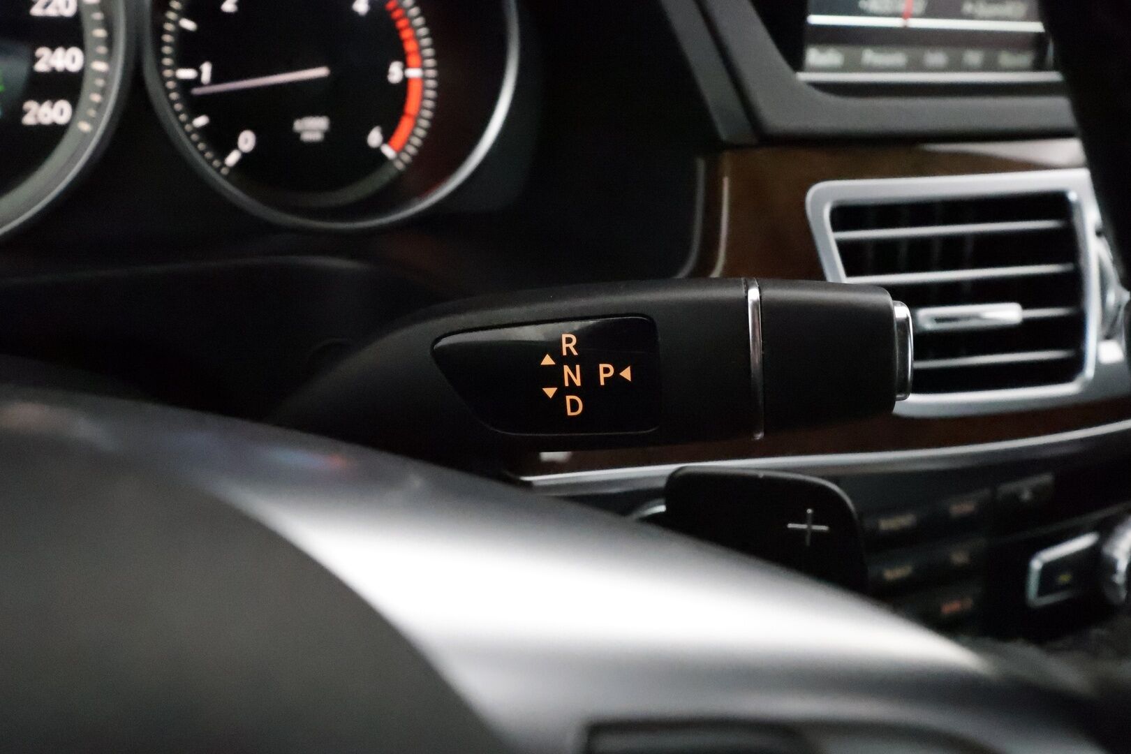 Mercedes-Benz E 2015 220 BlueTec A Business **Facelift / ILS-LED / Apple&Android / Vakkari / P.tutkat / Kahdet renkaat**