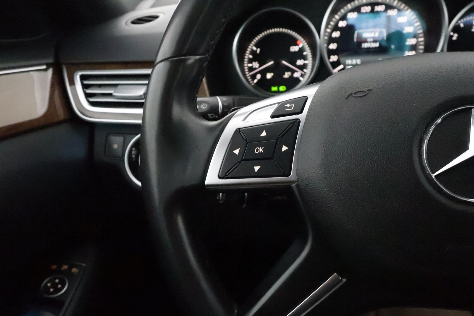 Mercedes-Benz E 2015 220 BlueTec A Business **Facelift / ILS-LED / Apple&Android / Vakkari / P.tutkat / Kahdet renkaat**
