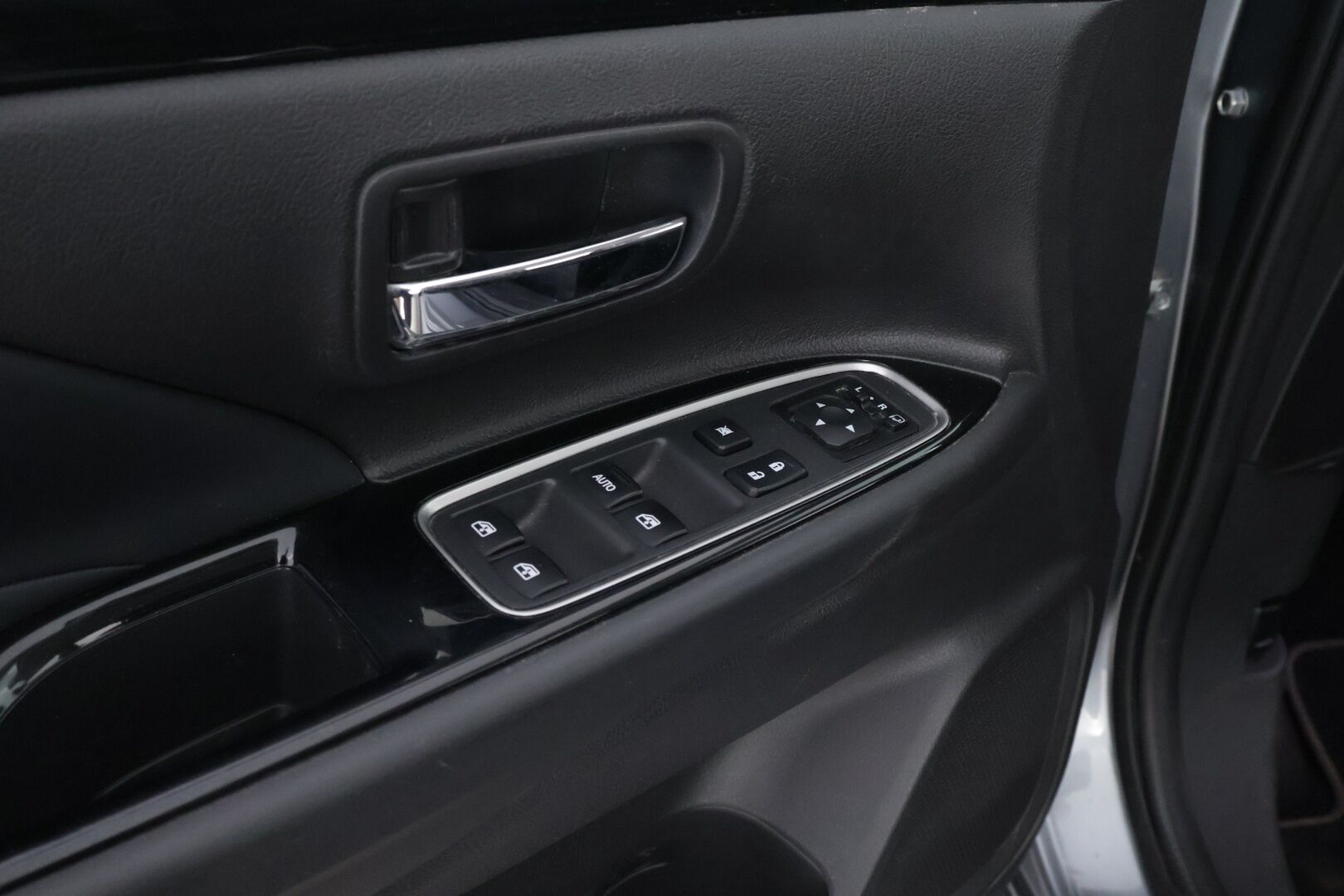 Mitsubishi OUTLANDER PHEV 2016 Instyle Navi 4WD - Rockford Fosgate | Peruutuskamera | Vetokoukku | Nahka-Alcantara | Vakkari | Navi | Näyttävä!