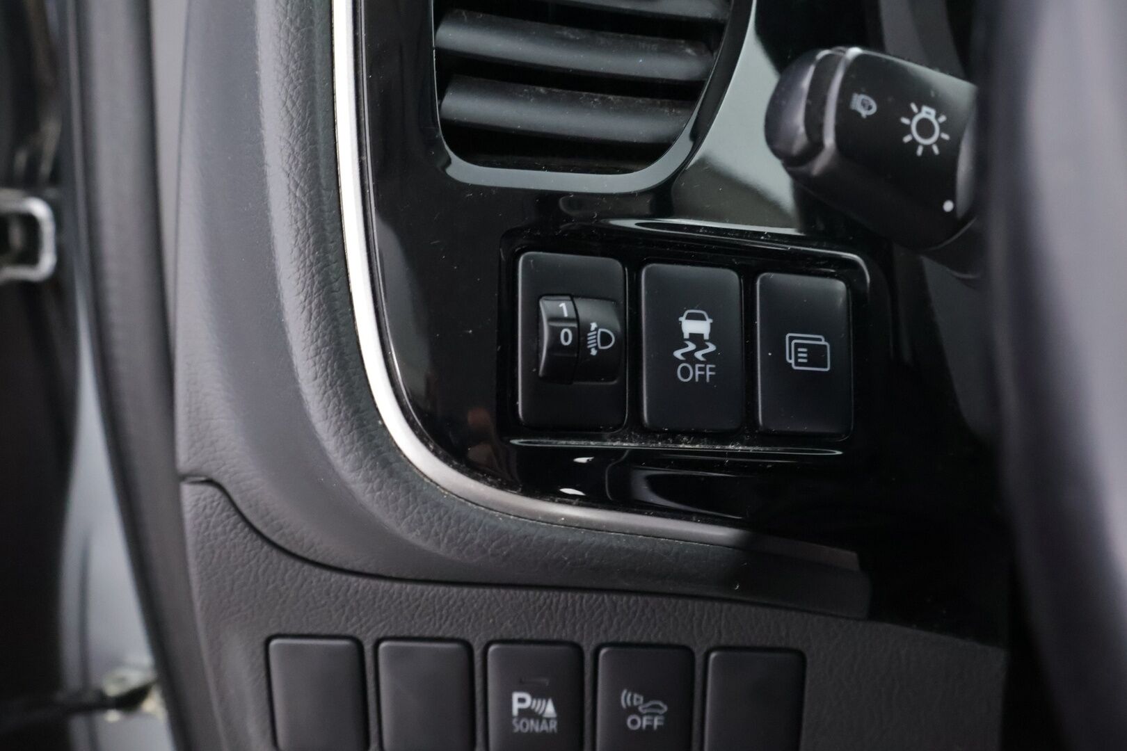 Mitsubishi OUTLANDER PHEV 2016 Instyle Navi 4WD - Rockford Fosgate | Peruutuskamera | Vetokoukku | Nahka-Alcantara | Vakkari | Navi | Näyttävä!