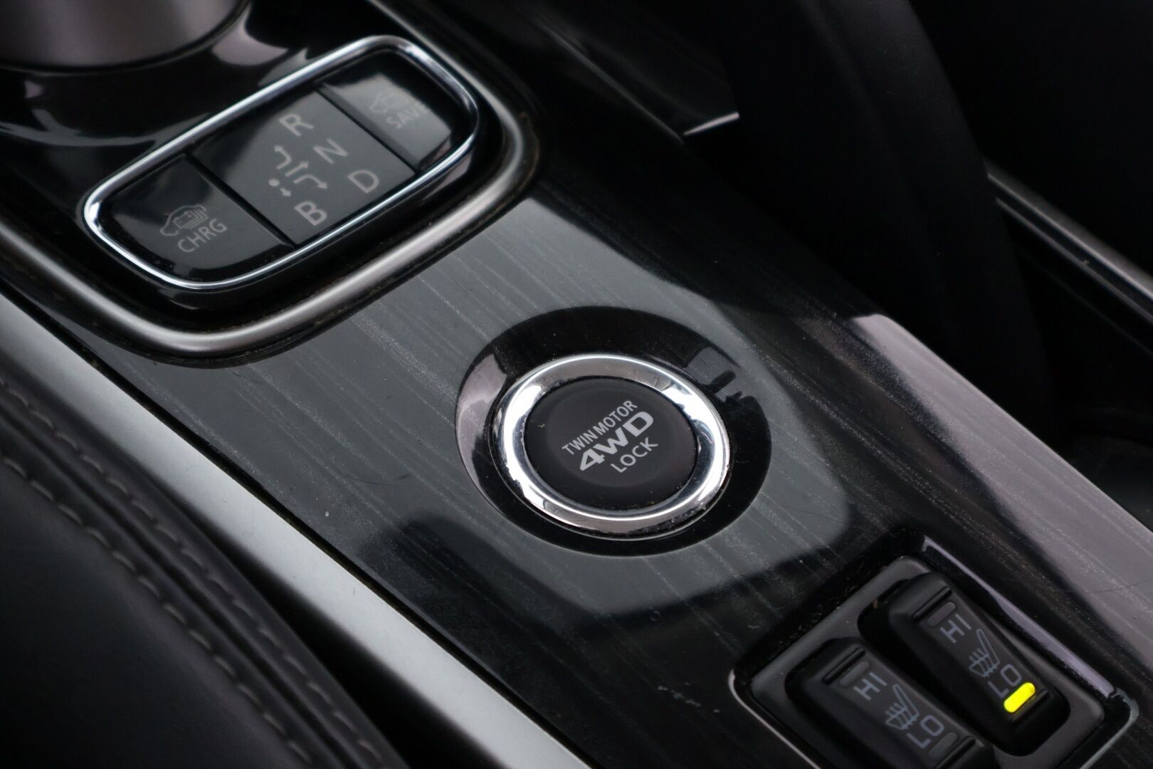 Mitsubishi OUTLANDER PHEV 2016 Instyle Navi 4WD - Rockford Fosgate | Peruutuskamera | Vetokoukku | Nahka-Alcantara | Vakkari | Navi | Näyttävä!