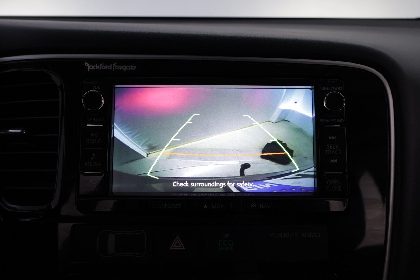 Mitsubishi OUTLANDER PHEV 2016 Instyle Navi 4WD - Rockford Fosgate | Peruutuskamera | Vetokoukku | Nahka-Alcantara | Vakkari | Navi | Näyttävä!