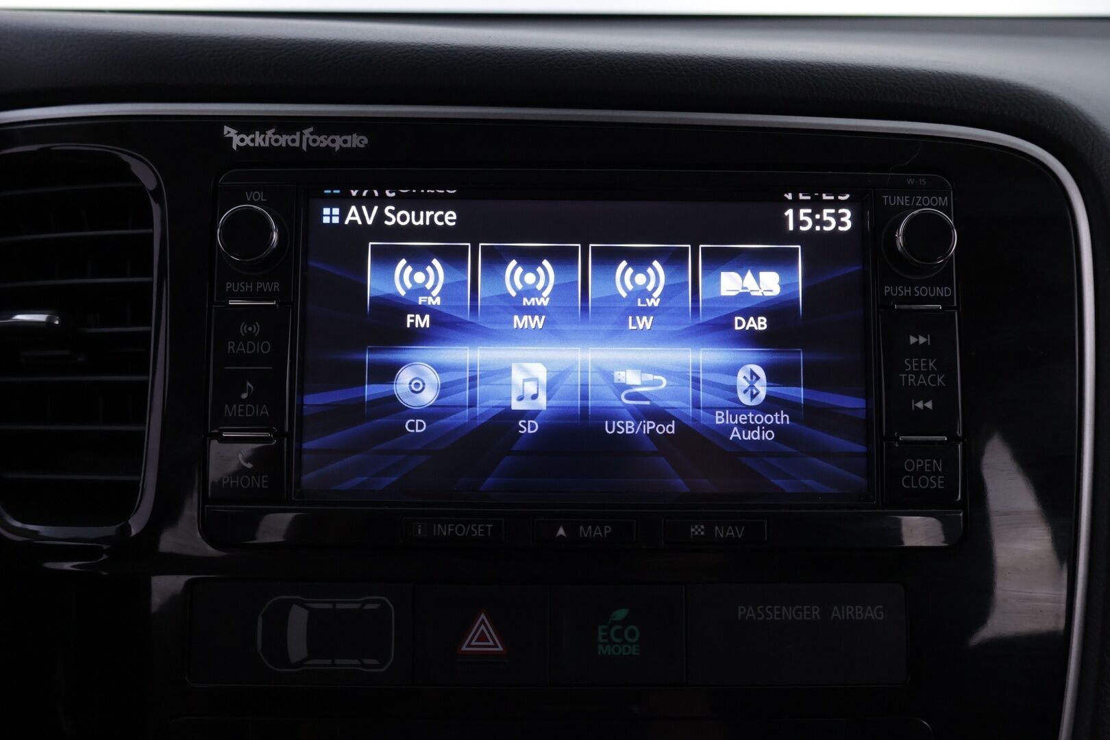 Mitsubishi OUTLANDER PHEV 2016 Instyle Navi 4WD - Rockford Fosgate | Peruutuskamera | Vetokoukku | Nahka-Alcantara | Vakkari | Navi | Näyttävä!