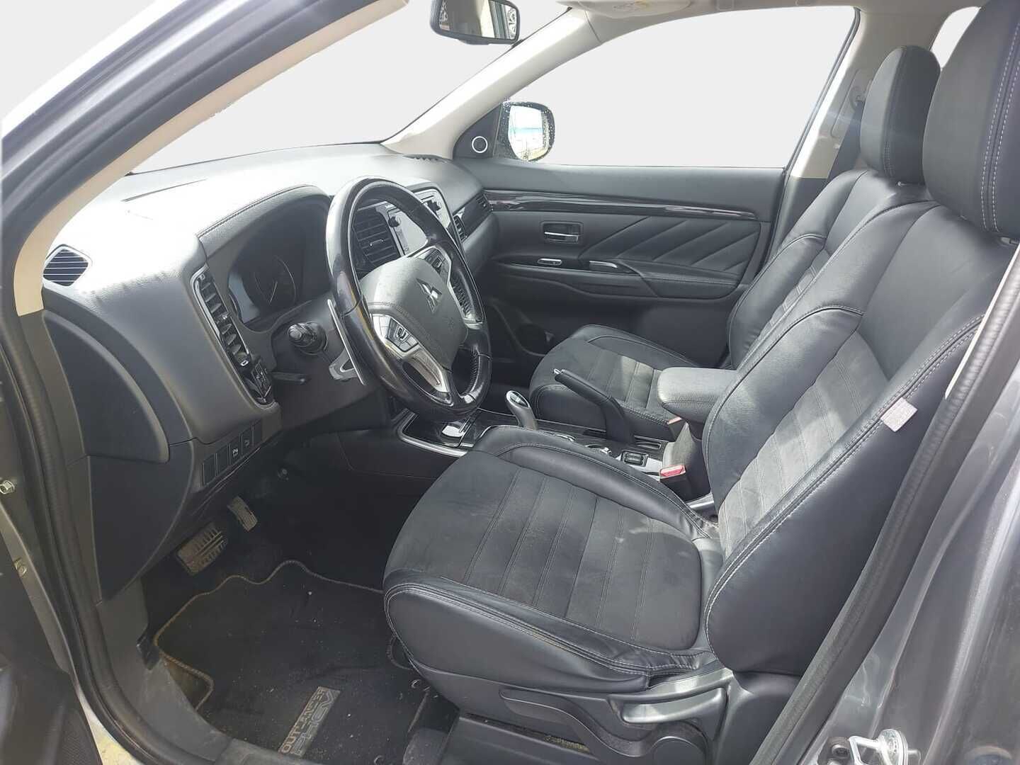 Mitsubishi Outlander 2016 Instyle Navi 4WD - Rockford Fosgate | Peruutuskamera | Vetokoukku | Nahka-Alcantara | Vakkari | Navi | Näyttävä!