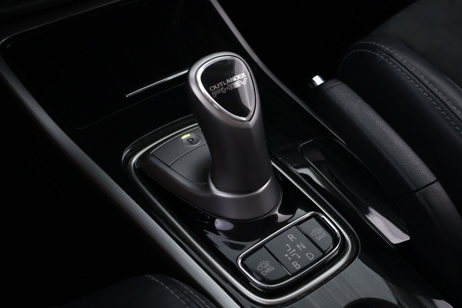 Mitsubishi OUTLANDER PHEV 2016 Instyle Navi 4WD - Rockford Fosgate | Peruutuskamera | Vetokoukku | Nahka-Alcantara | Vakkari | Navi | Näyttävä!