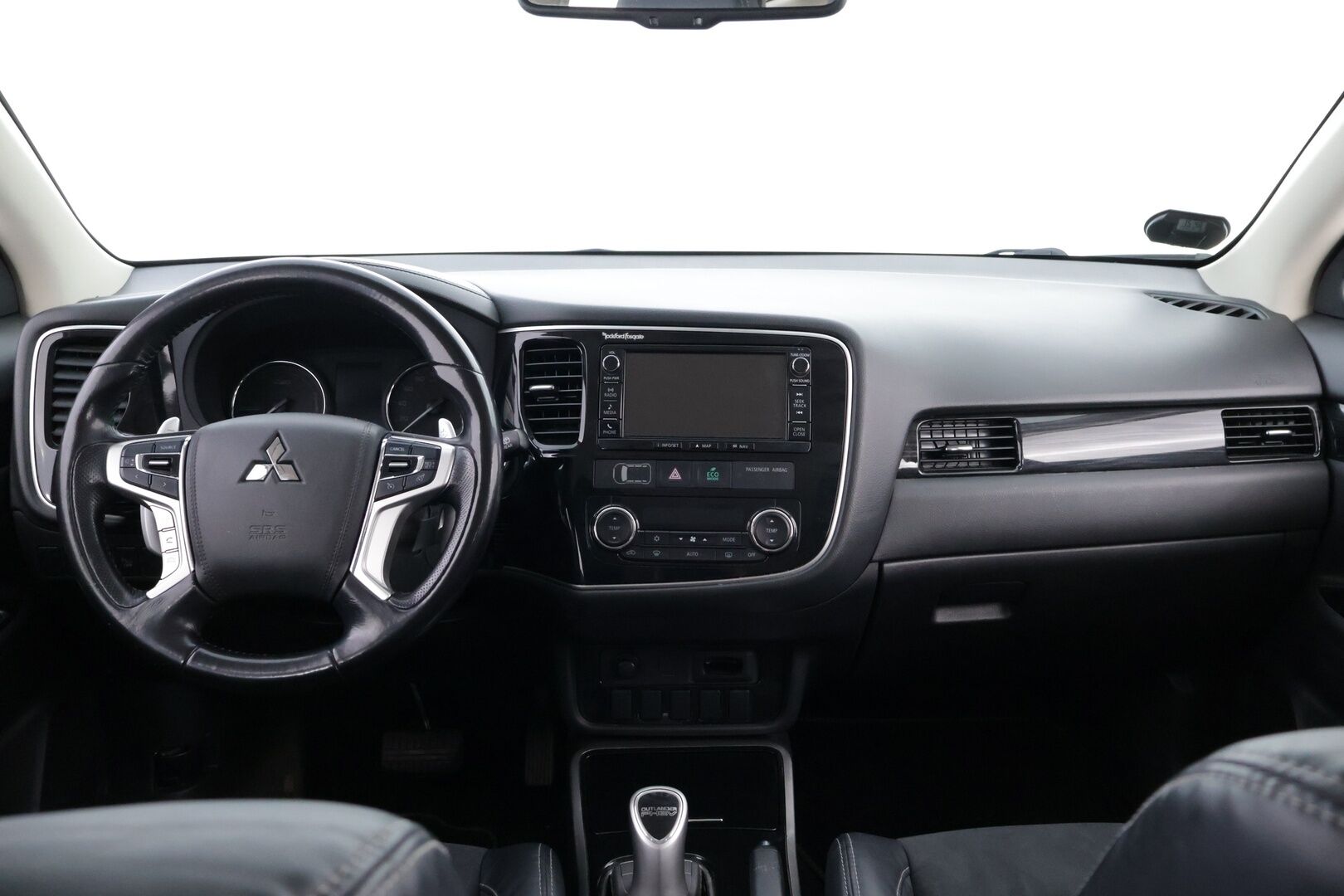Mitsubishi OUTLANDER PHEV 2016 Instyle Navi 4WD - Rockford Fosgate | Peruutuskamera | Vetokoukku | Nahka-Alcantara | Vakkari | Navi | Näyttävä!