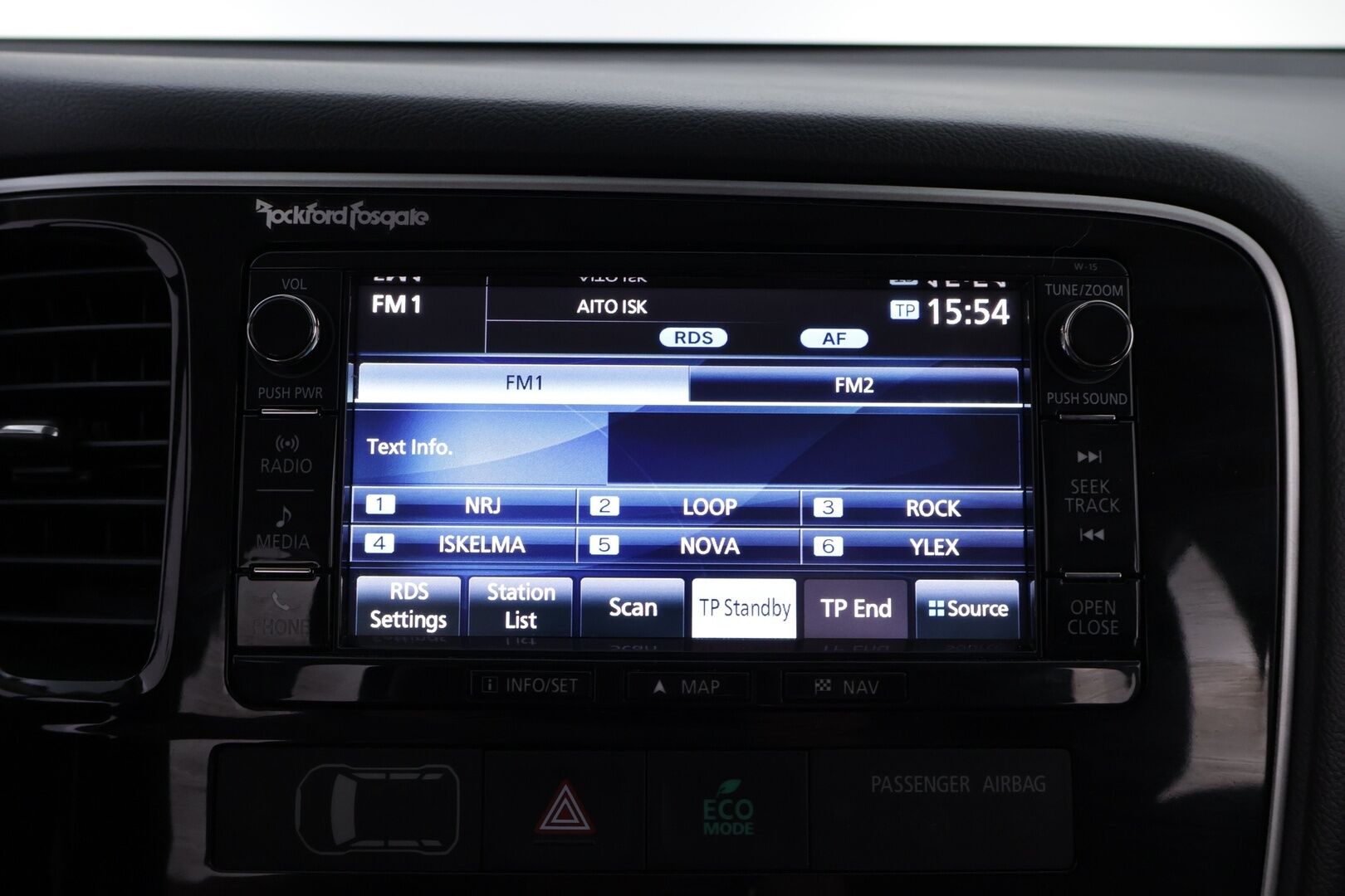 Mitsubishi OUTLANDER PHEV 2016 Instyle Navi 4WD - Rockford Fosgate | Peruutuskamera | Vetokoukku | Nahka-Alcantara | Vakkari | Navi | Näyttävä!