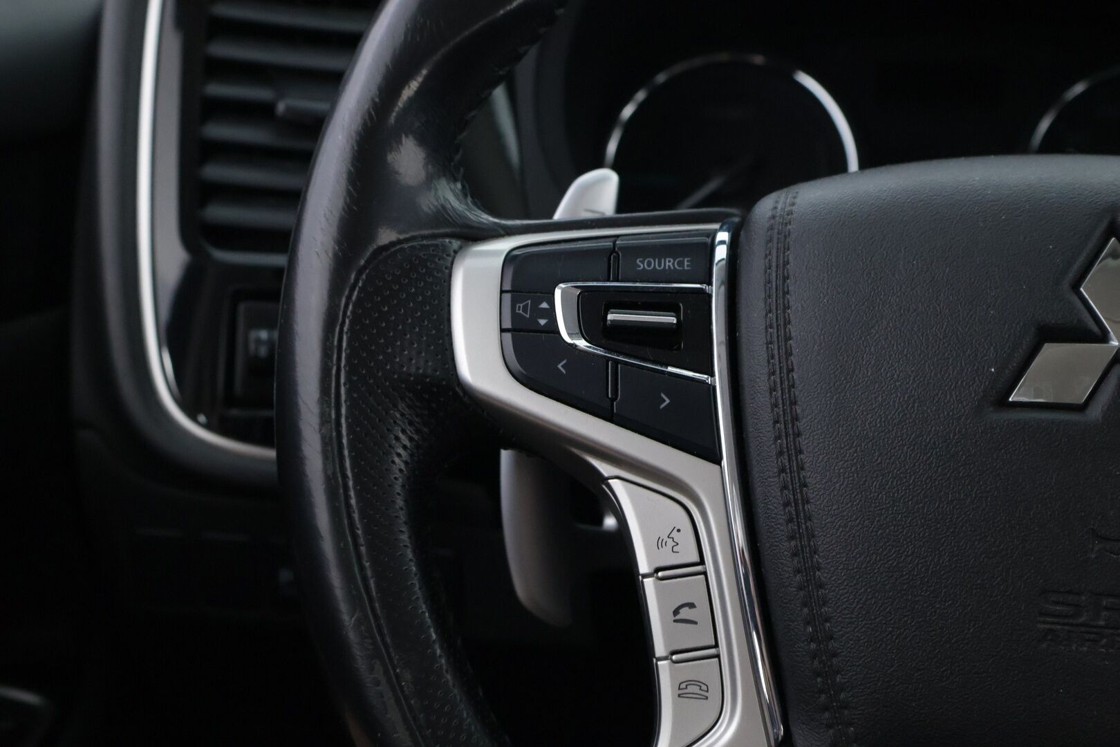 Mitsubishi OUTLANDER PHEV 2016 Instyle Navi 4WD - Rockford Fosgate | Peruutuskamera | Vetokoukku | Nahka-Alcantara | Vakkari | Navi | Näyttävä!