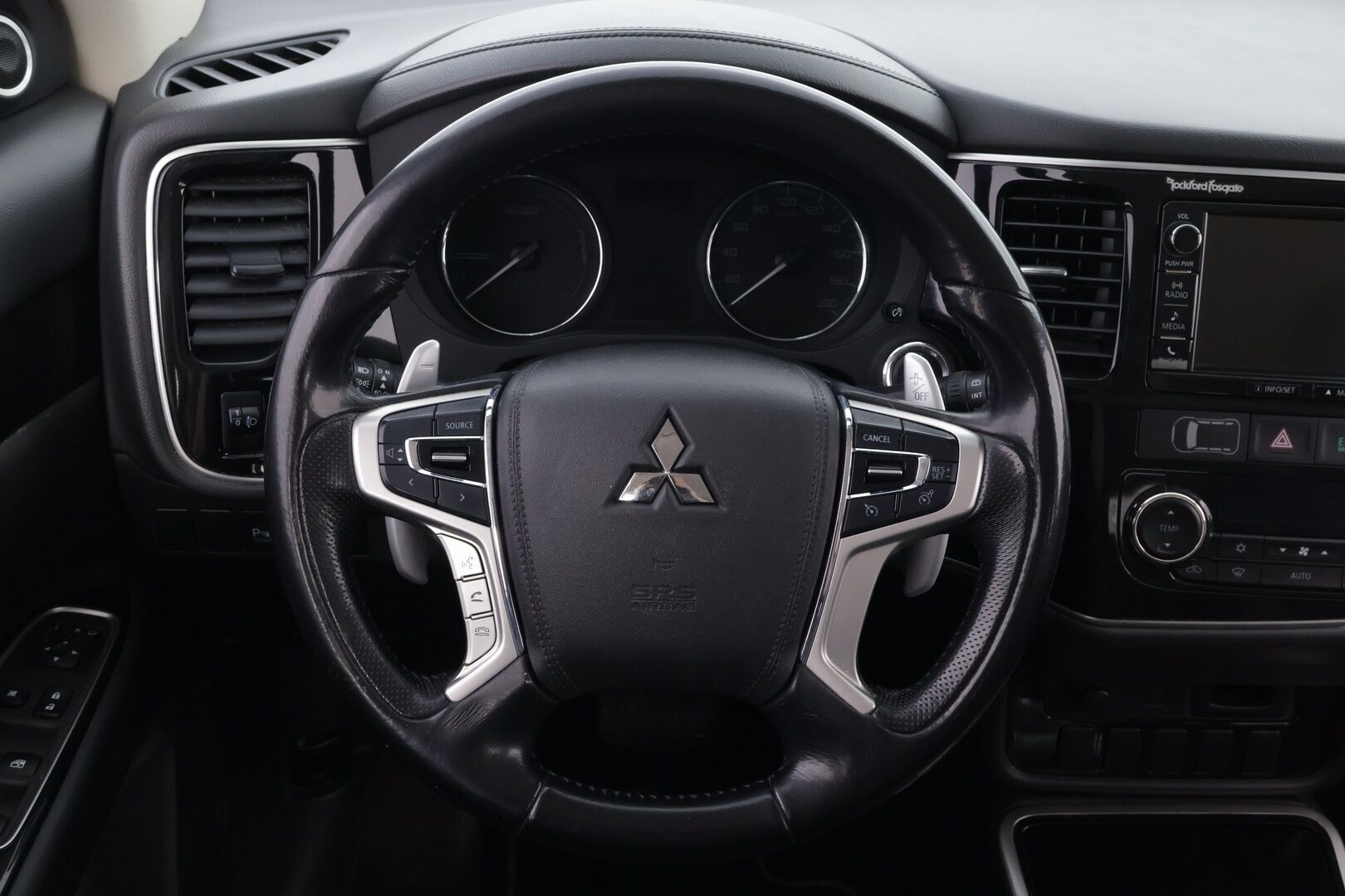 Mitsubishi OUTLANDER PHEV 2016 Instyle Navi 4WD - Rockford Fosgate | Peruutuskamera | Vetokoukku | Nahka-Alcantara | Vakkari | Navi | Näyttävä!