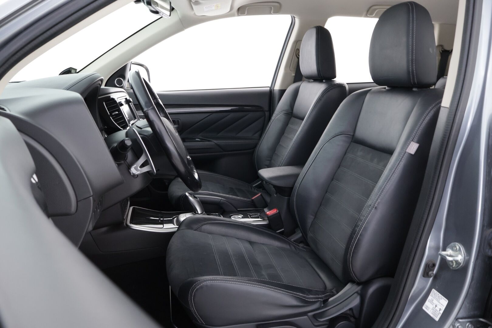 Mitsubishi OUTLANDER PHEV 2016 Instyle Navi 4WD - Rockford Fosgate | Peruutuskamera | Vetokoukku | Nahka-Alcantara | Vakkari | Navi | Näyttävä!