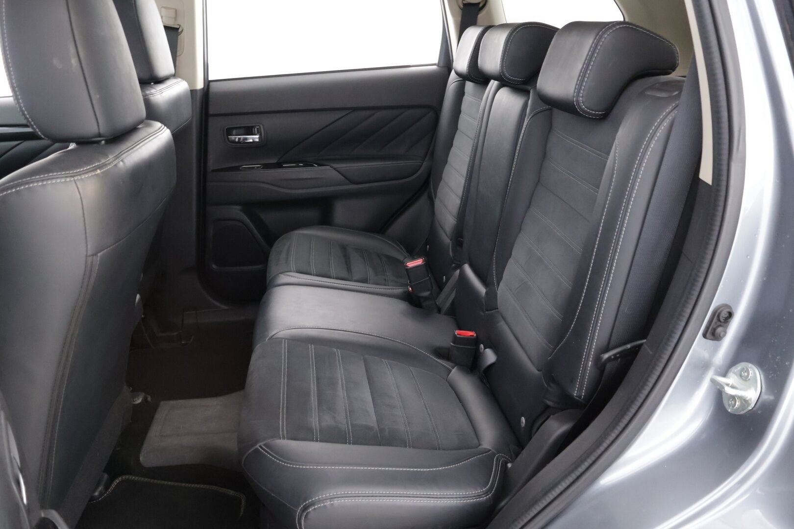 Mitsubishi OUTLANDER PHEV 2016 Instyle Navi 4WD - Rockford Fosgate | Peruutuskamera | Vetokoukku | Nahka-Alcantara | Vakkari | Navi | Näyttävä!