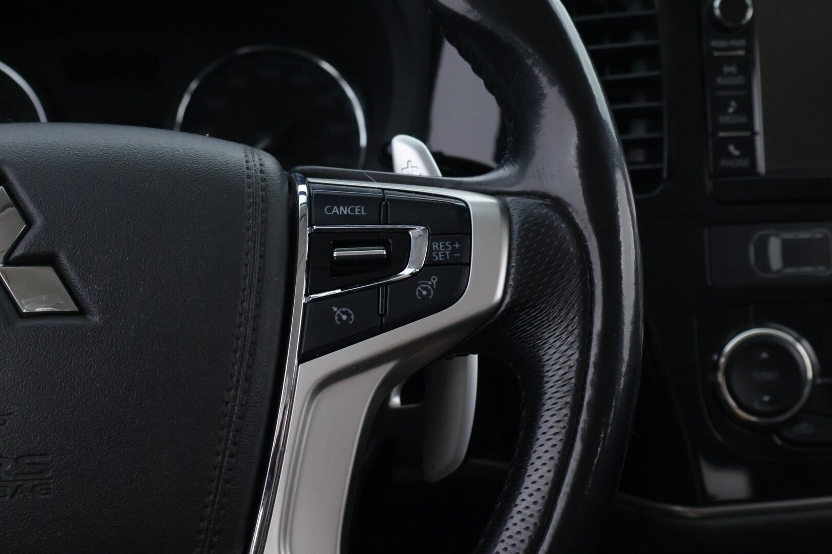 Mitsubishi OUTLANDER PHEV 2016 Instyle Navi 4WD - Rockford Fosgate | Peruutuskamera | Vetokoukku | Nahka-Alcantara | Vakkari | Navi | Näyttävä!