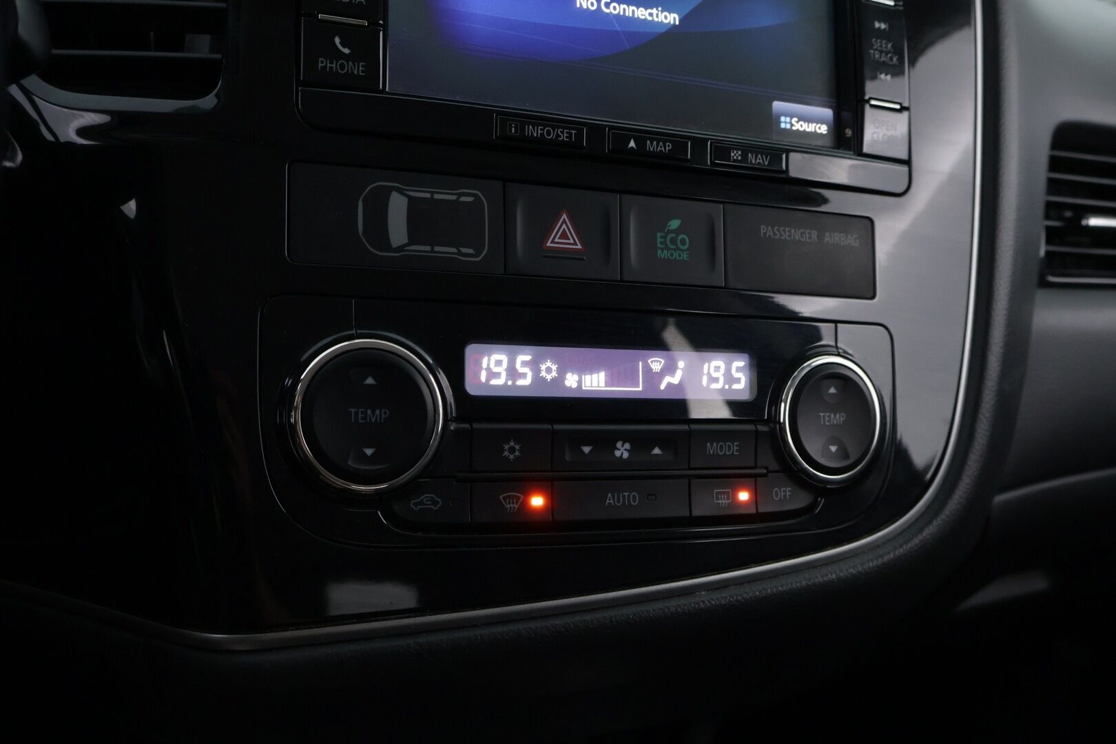 Mitsubishi OUTLANDER PHEV 2016 Instyle Navi 4WD - Rockford Fosgate | Peruutuskamera | Vetokoukku | Nahka-Alcantara | Vakkari | Navi | Näyttävä!