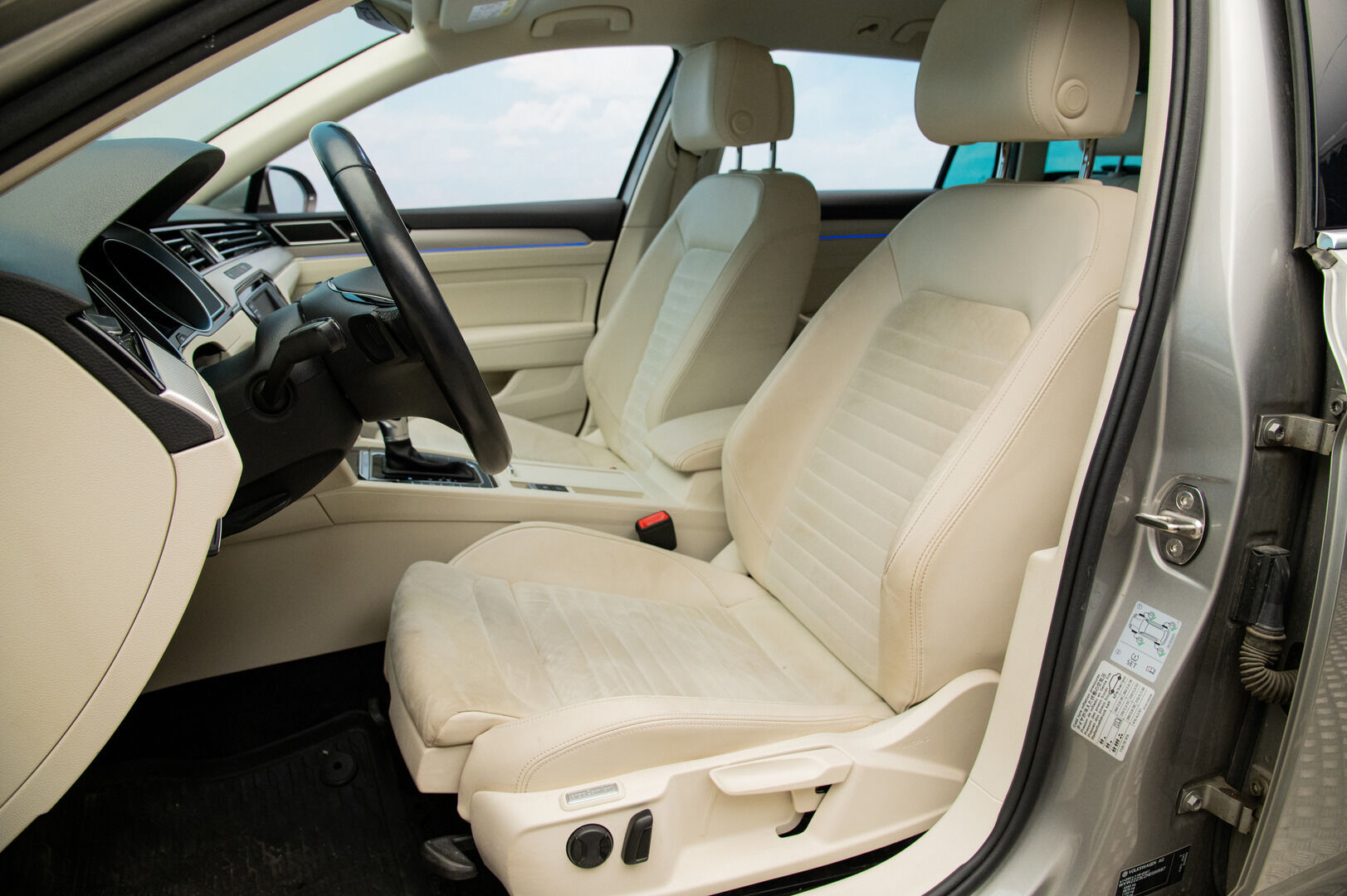 Volkswagen Passat 2016 Variant GTE Plug-In Hybrid 160 kW (218 hv) DSG-automaatti - ACC | Ergo comfort | Vaalea sisusta | Koukku | P-Kamera | Ambient valaistus