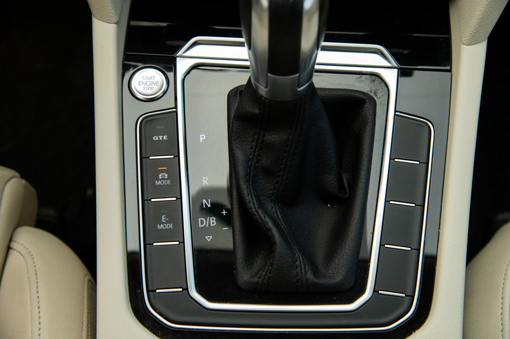 Volkswagen Passat 2016 Variant GTE Plug-In Hybrid 160 kW (218 hv) DSG-automaatti - ACC | Ergo comfort | Vaalea sisusta | Koukku | P-Kamera | Ambient valaistus