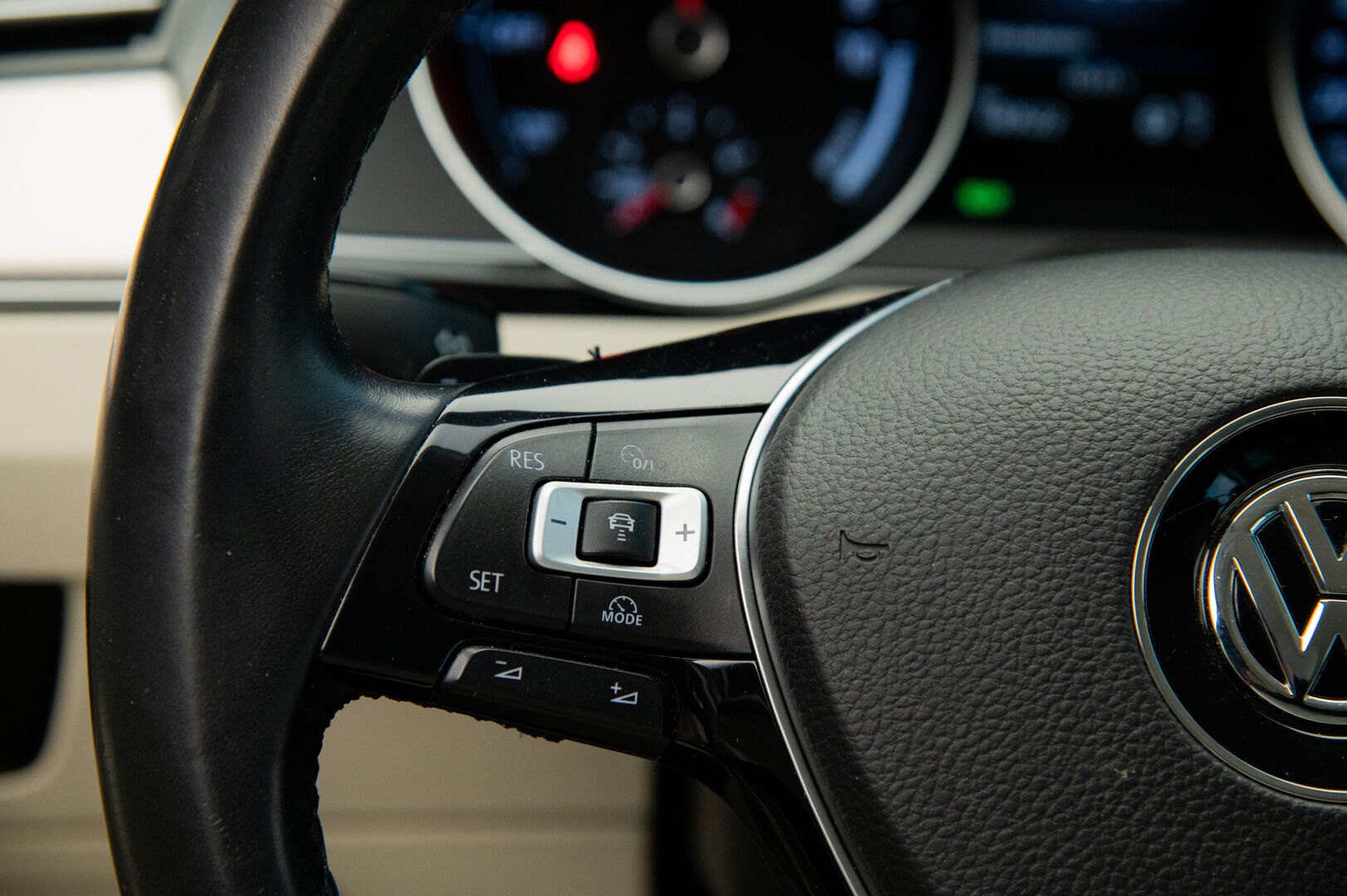 Volkswagen Passat 2016 Variant GTE Plug-In Hybrid 160 kW (218 hv) DSG-automaatti - ACC | Ergo comfort | Vaalea sisusta | Koukku | P-Kamera | Ambient valaistus
