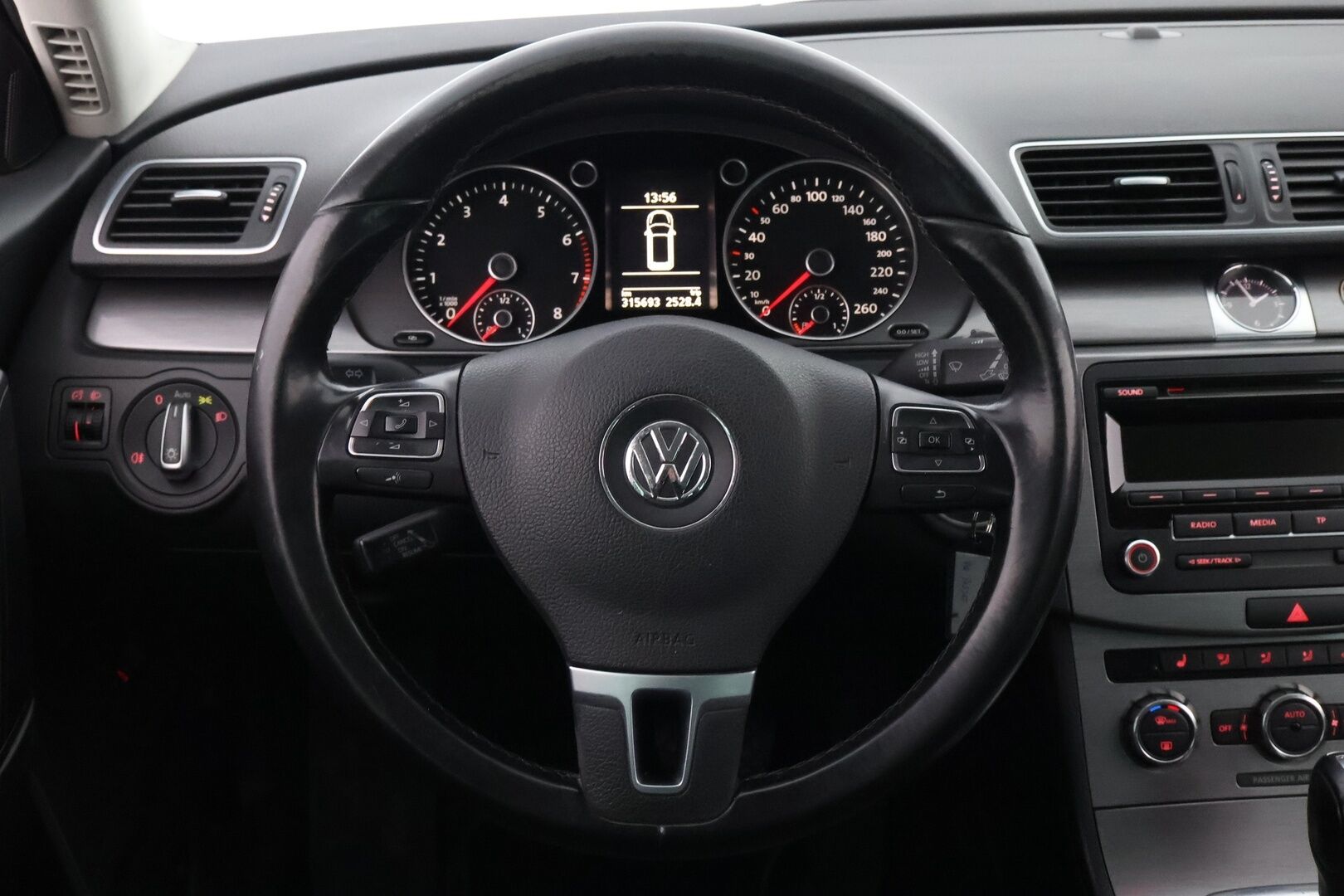 Volkswagen Passat 2012 - YritysOutlet - Myydään vain yrityksille - – Tämä auto myydään YritysOutlet -valikoimasta vain yritykselle