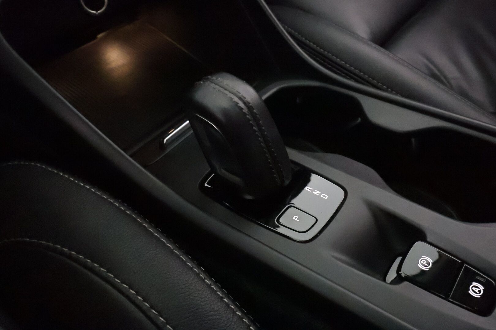 Volvo XC40 2020 D3 Business aut **Adapt.vakkari / Webasto / Sähköpenkit / Muistipenkki / P.tutkat / KeylessGo / Digimittaristo** - 1.Om Suomi-auto / Kahdet renkaat aluvanteilla / Merkkihuollettu / Mustat nahat / Penkinlämmittimet takana / Sähköluukku