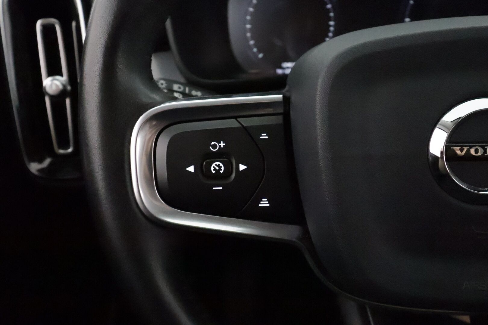 Volvo XC40 2020 D3 Business aut **Adapt.vakkari / Webasto / Sähköpenkit / Muistipenkki / P.tutkat / KeylessGo / Digimittaristo** - 1.Om Suomi-auto / Kahdet renkaat aluvanteilla / Merkkihuollettu / Mustat nahat / Penkinlämmittimet takana / Sähköluukku