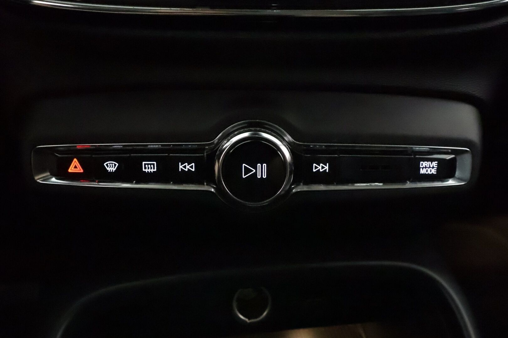 Volvo XC40 2020 D3 Business aut **Adapt.vakkari / Webasto / Sähköpenkit / Muistipenkki / P.tutkat / KeylessGo / Digimittaristo** - 1.Om Suomi-auto / Kahdet renkaat aluvanteilla / Merkkihuollettu / Mustat nahat / Penkinlämmittimet takana / Sähköluukku
