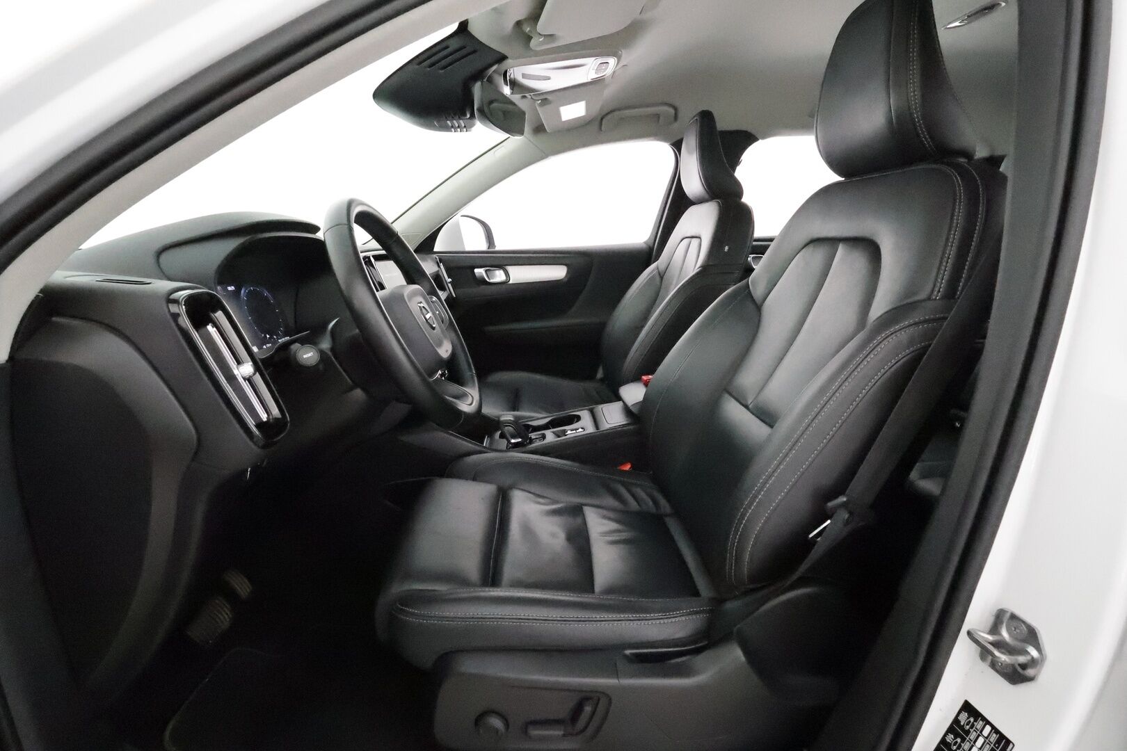 Volvo XC40 2020 D3 Business aut **Adapt.vakkari / Webasto / Sähköpenkit / Muistipenkki / P.tutkat / KeylessGo / Digimittaristo** - 1.Om Suomi-auto / Kahdet renkaat aluvanteilla / Merkkihuollettu / Mustat nahat / Penkinlämmittimet takana / Sähköluukku