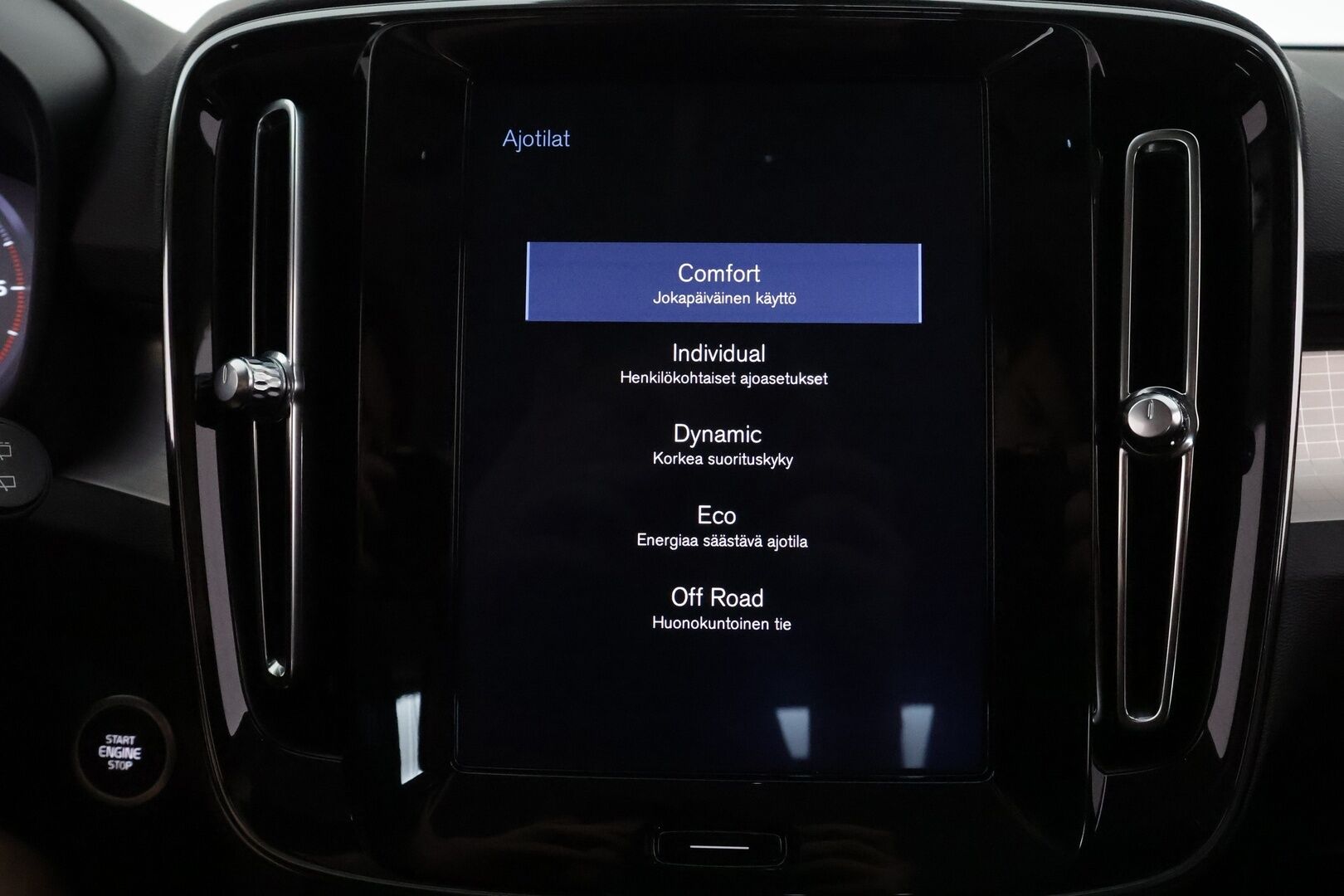 Volvo XC40 2020 D3 Business aut **Adapt.vakkari / Webasto / Sähköpenkit / Muistipenkki / P.tutkat / KeylessGo / Digimittaristo** - 1.Om Suomi-auto / Kahdet renkaat aluvanteilla / Merkkihuollettu / Mustat nahat / Penkinlämmittimet takana / Sähköluukku