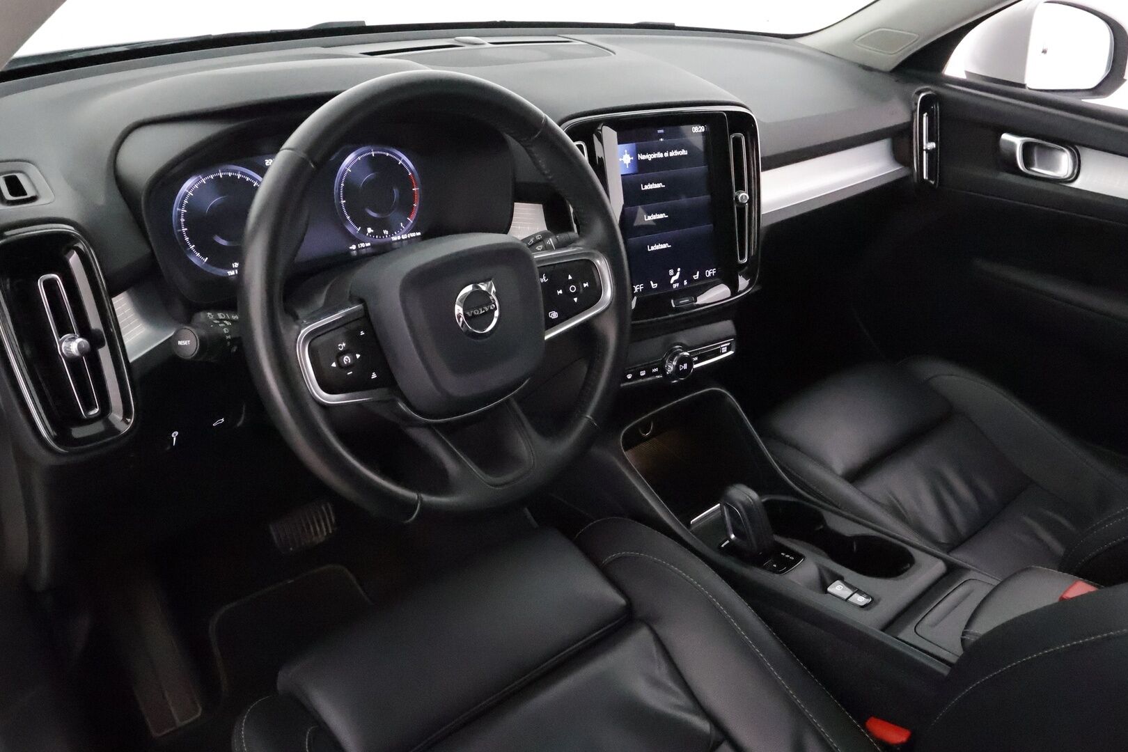 Volvo XC40 2020 D3 Business aut **Adapt.vakkari / Webasto / Sähköpenkit / Muistipenkki / P.tutkat / KeylessGo / Digimittaristo** - 1.Om Suomi-auto / Kahdet renkaat aluvanteilla / Merkkihuollettu / Mustat nahat / Penkinlämmittimet takana / Sähköluukku