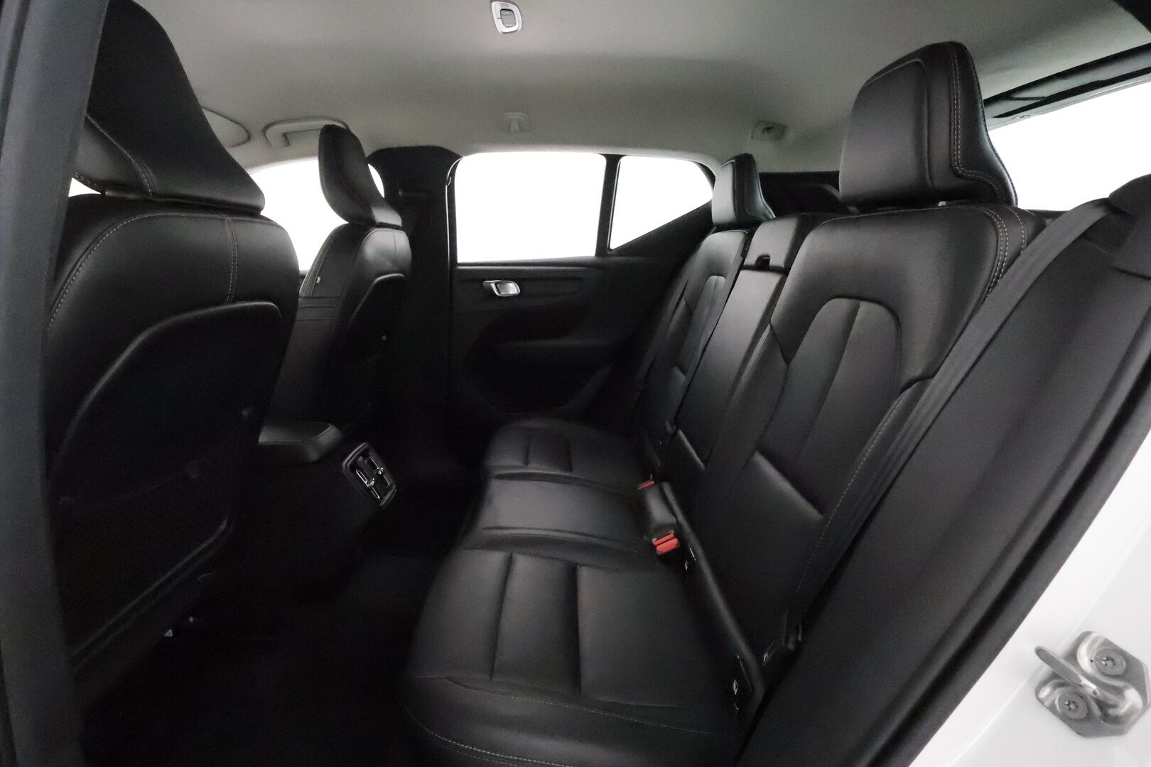 Volvo XC40 2020 D3 Business aut **Adapt.vakkari / Webasto / Sähköpenkit / Muistipenkki / P.tutkat / KeylessGo / Digimittaristo** - 1.Om Suomi-auto / Kahdet renkaat aluvanteilla / Merkkihuollettu / Mustat nahat / Penkinlämmittimet takana / Sähköluukku
