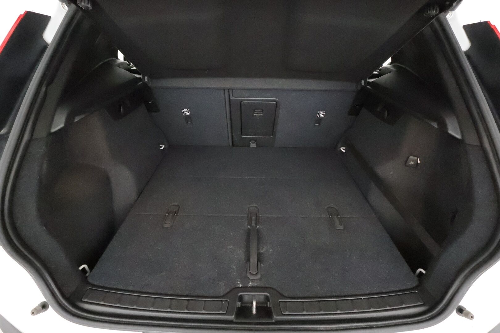 Volvo XC40 2020 D3 Business aut **Adapt.vakkari / Webasto / Sähköpenkit / Muistipenkki / P.tutkat / KeylessGo / Digimittaristo** - 1.Om Suomi-auto / Kahdet renkaat aluvanteilla / Merkkihuollettu / Mustat nahat / Penkinlämmittimet takana / Sähköluukku