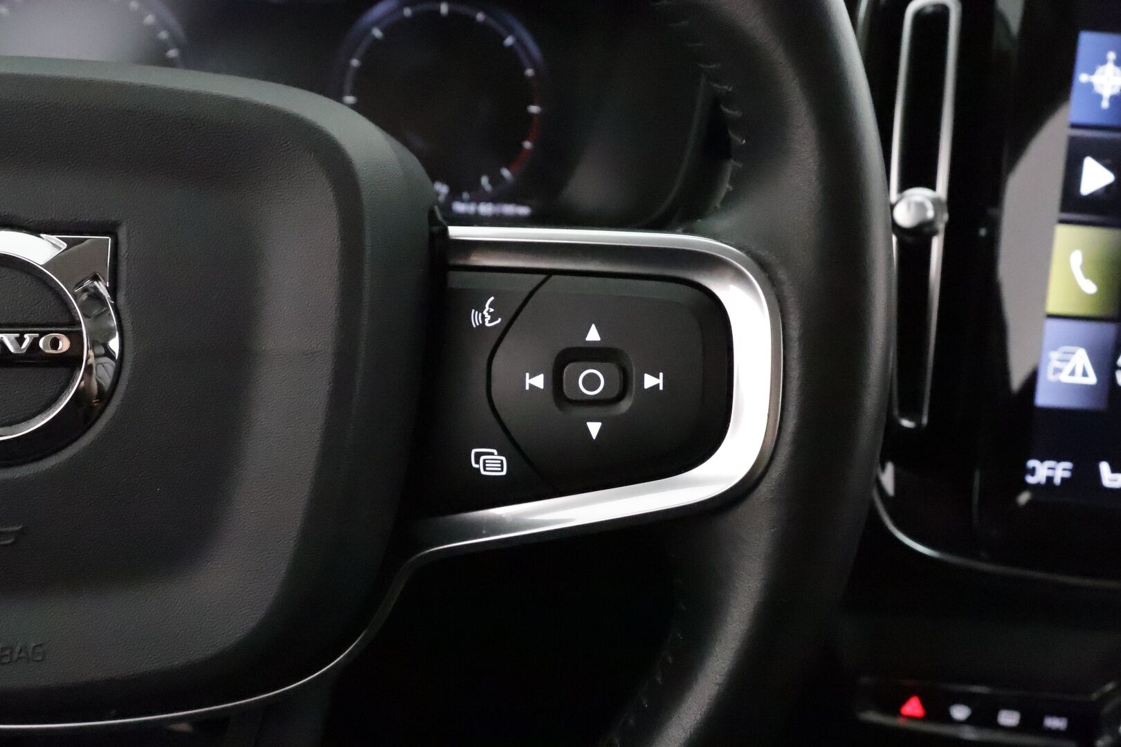 Volvo XC40 2020 D3 Business aut **Adapt.vakkari / Webasto / Sähköpenkit / Muistipenkki / P.tutkat / KeylessGo / Digimittaristo** - 1.Om Suomi-auto / Kahdet renkaat aluvanteilla / Merkkihuollettu / Mustat nahat / Penkinlämmittimet takana / Sähköluukku