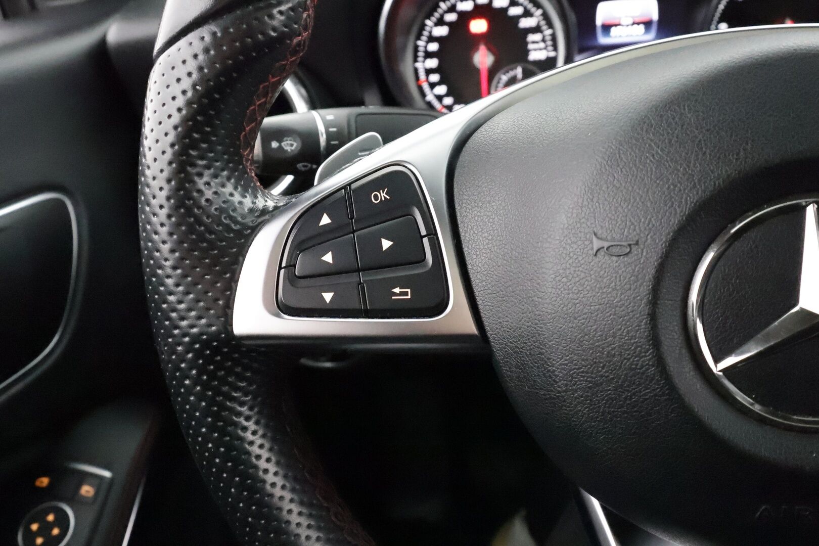 Mercedes-Benz CLA 2017 250 4Matic A Business AMG * LED-High Performance / IHC+ / P.Kamera / Hifit / Kattoluukku / Vakkari / Comand Navi * - AMG Sisä ja ulko paketilla / Kaukovaloautomatiikka / Tuoreet Michelin nastat