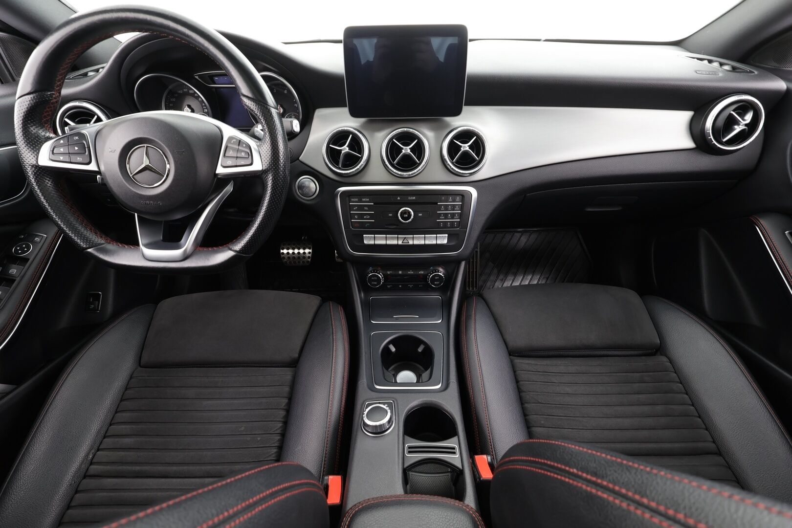 Mercedes-Benz CLA 2017 250 4Matic A Business AMG * LED-High Performance / P.Kamera / Sportpenkit / Kattoluukku / Vakkari / Sisätilanlämmitin * - Kahdet renkaat - HULLU BLACKWEEK KORKOTARJOUS 2,49%