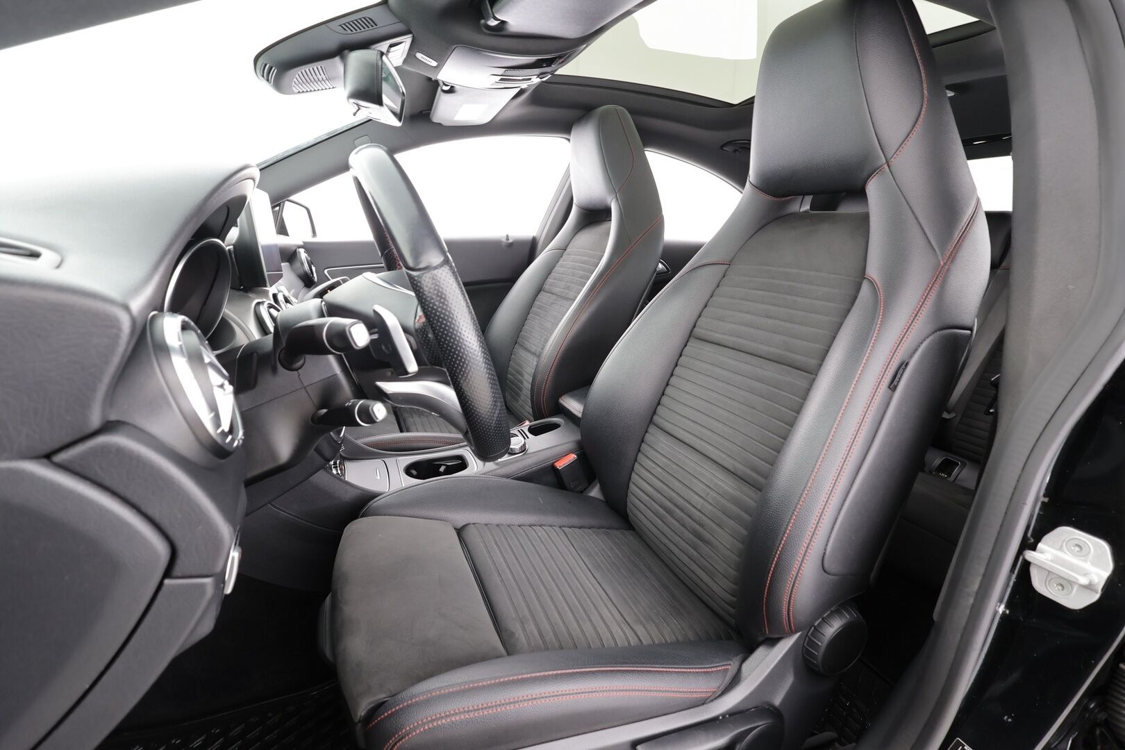 Mercedes-Benz CLA 2017 250 4Matic A Business AMG * LED-High Performance / IHC+ / P.Kamera / Hifit / Kattoluukku / Vakkari / Comand Navi * - AMG Sisä ja ulko paketilla / Kaukovaloautomatiikka / Tuoreet Michelin nastat