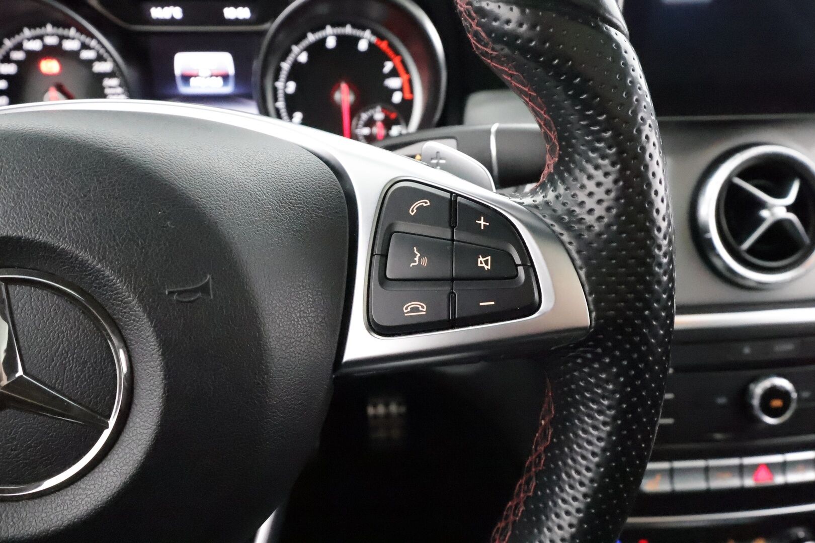 Mercedes-Benz CLA 2017 250 4Matic A Business AMG * LED-High Performance / P.Kamera / Sportpenkit / Kattoluukku / Vakkari / Sisätilanlämmitin * - Kahdet renkaat - HULLU BLACKWEEK KORKOTARJOUS 2,49%