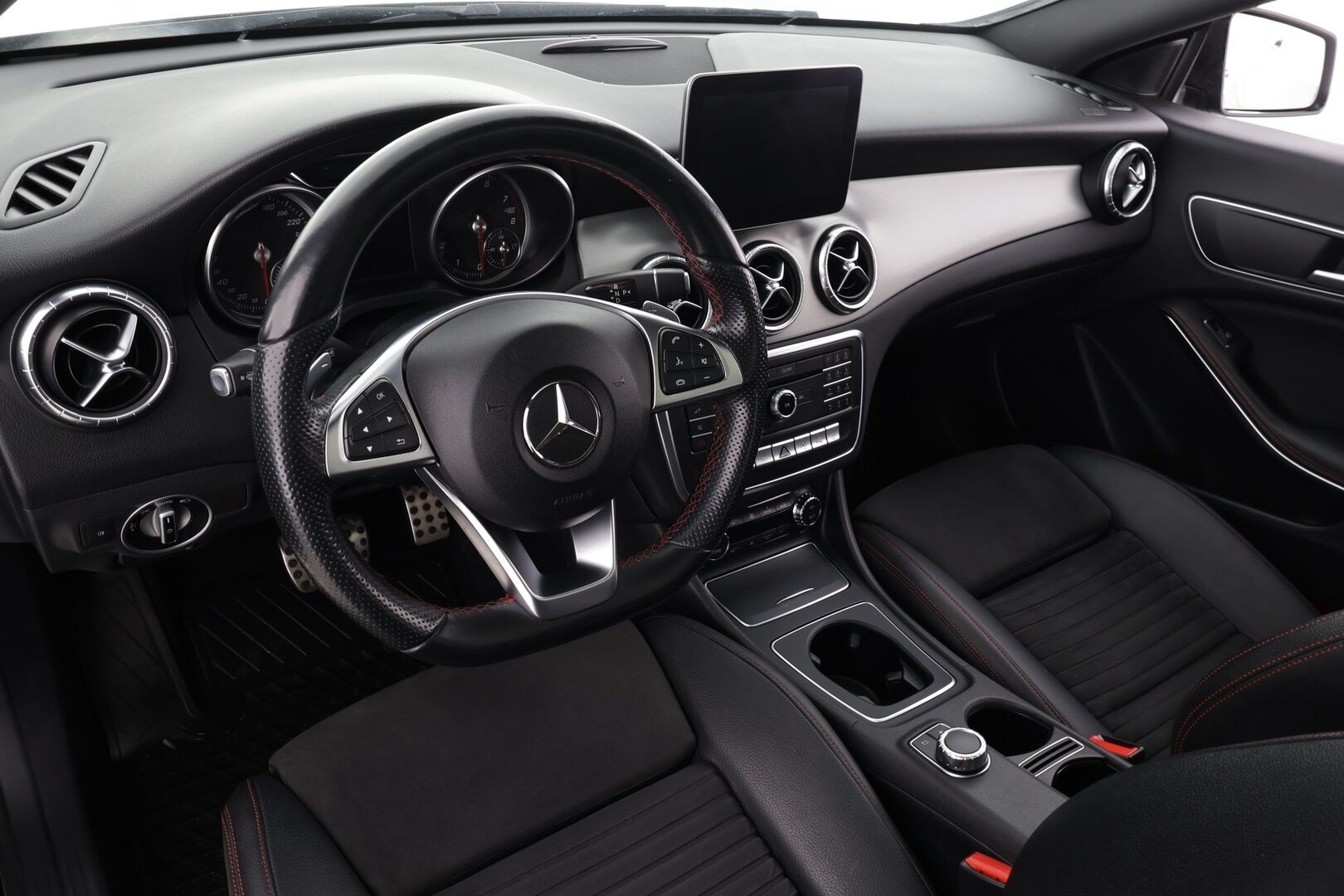 Mercedes-Benz CLA 2017 250 4Matic A Business AMG * LED-High Performance / IHC+ / P.Kamera / Hifit / Kattoluukku / Vakkari / Comand Navi * - AMG Sisä ja ulko paketilla / Kaukovaloautomatiikka / Tuoreet Michelin nastat