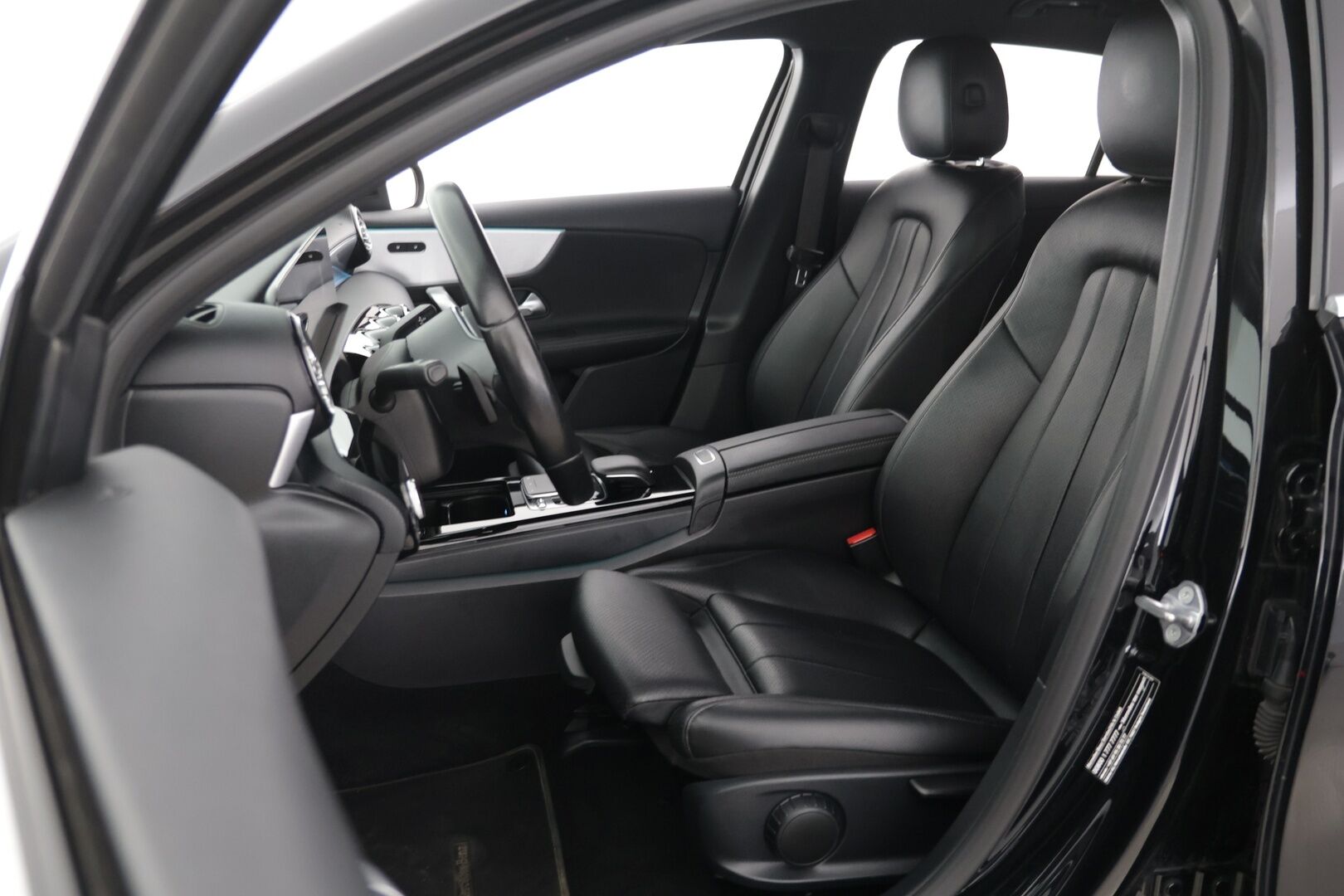 Mercedes-Benz A 2018 1.5 180 d A Business style * *Nahat / Tutkat / ACC / Hierovat ja tuuletetut penkit* - Huippu siisti! / Hyvät renkaat / Kattava huoltohistoria!* - HULLUT AVAJAISHULINAT KORKOTARJOUS 3,29 %