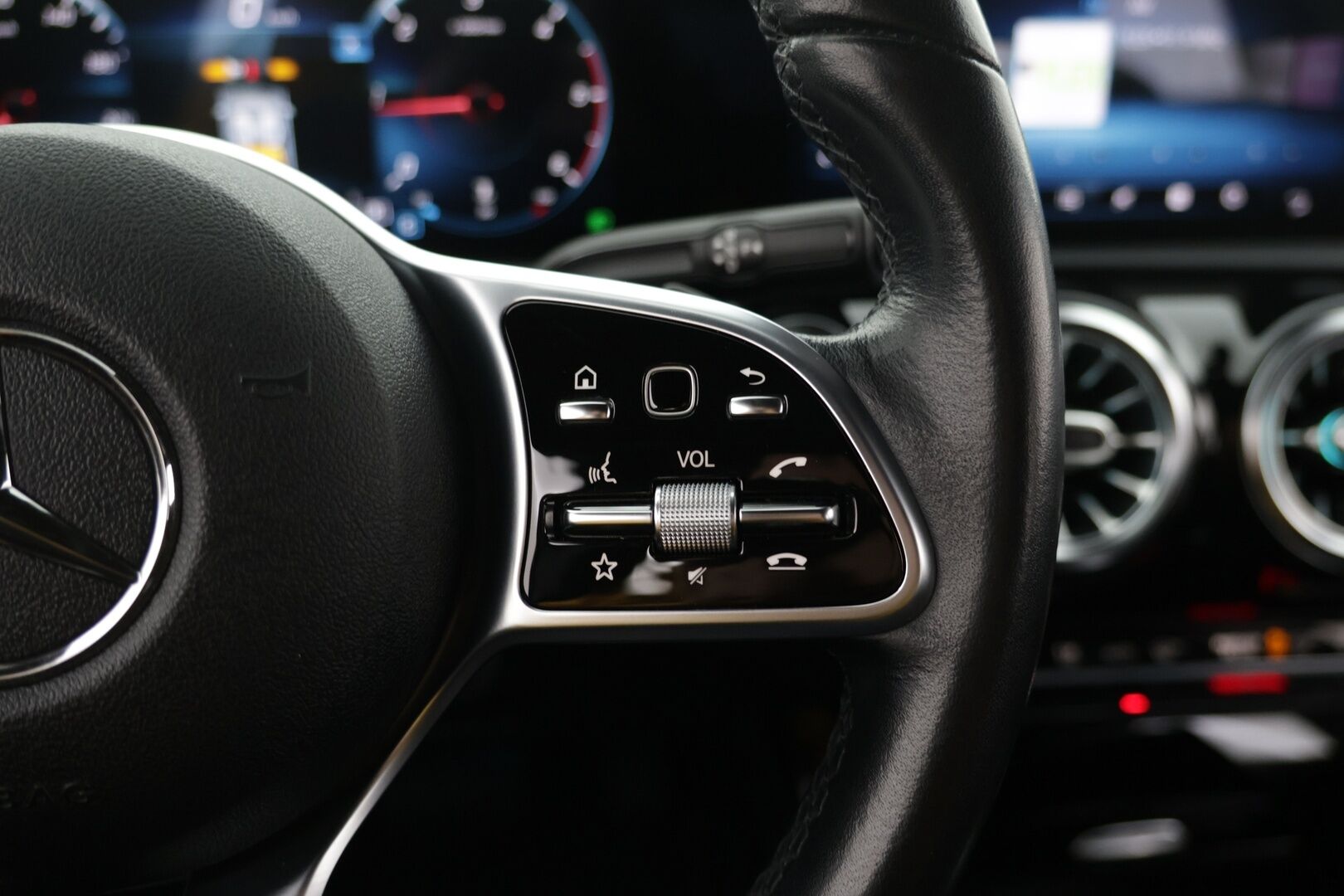 Mercedes-Benz A 2018 1.5 180 d A Business style * *Nahat / Tutkat / ACC / Hierovat ja tuuletetut penkit* - Huippu siisti! / Hyvät renkaat / Kattava huoltohistoria!* - HULLUT AVAJAISHULINAT KORKOTARJOUS 3,29 %